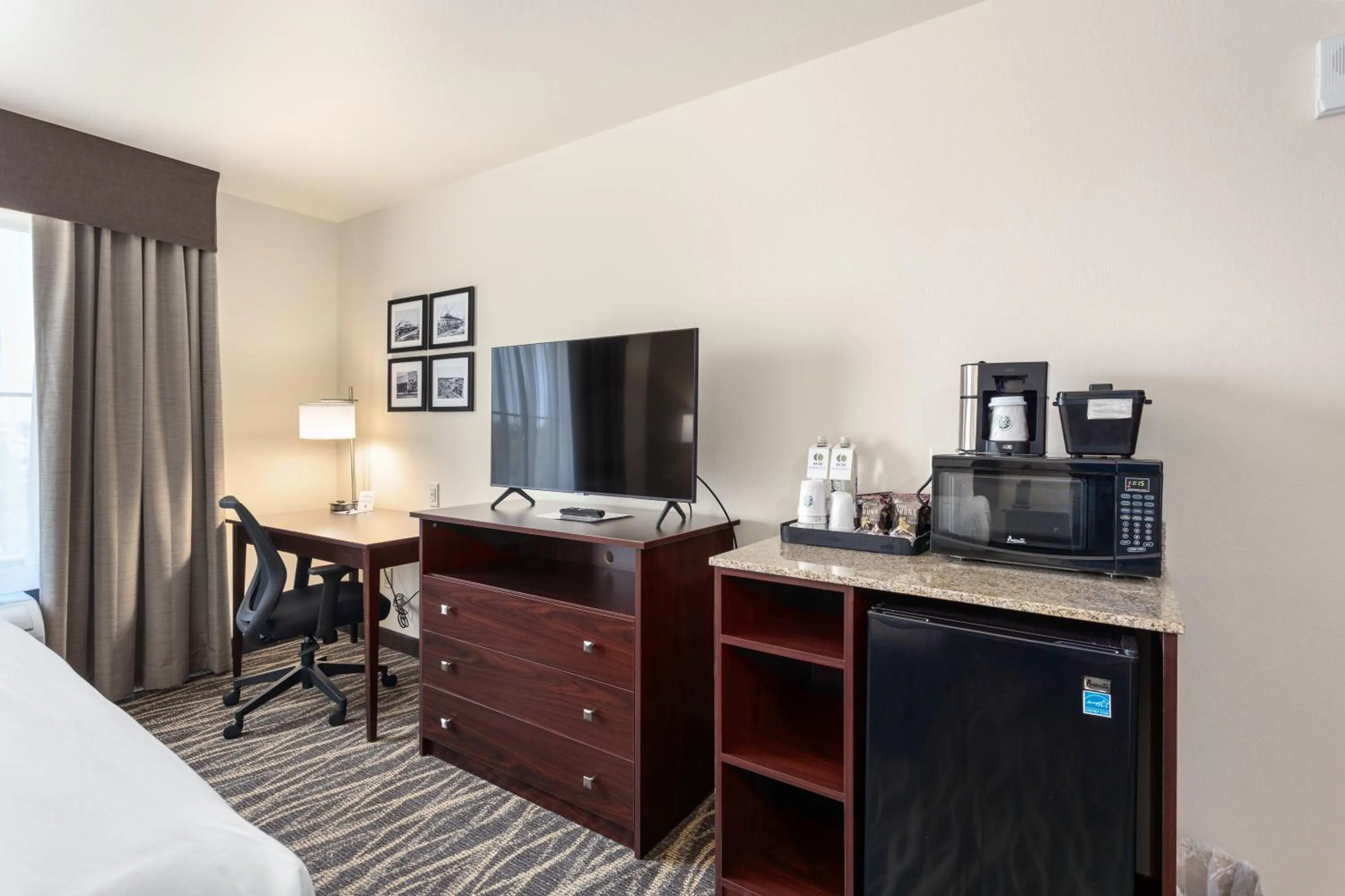 TV and multimedia, Bed in Cobblestone Hotel & Suites - De Pere Green Bay