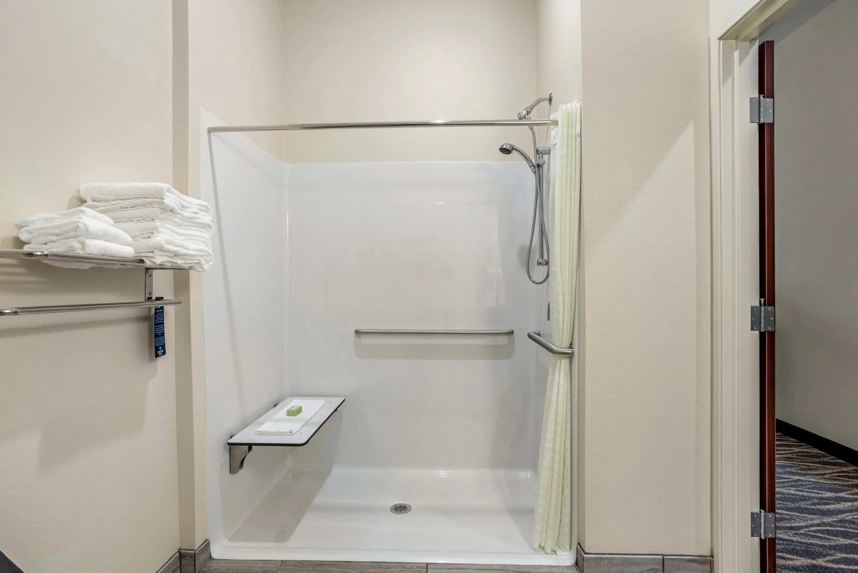 Shower in Cobblestone Hotel & Suites - De Pere Green Bay