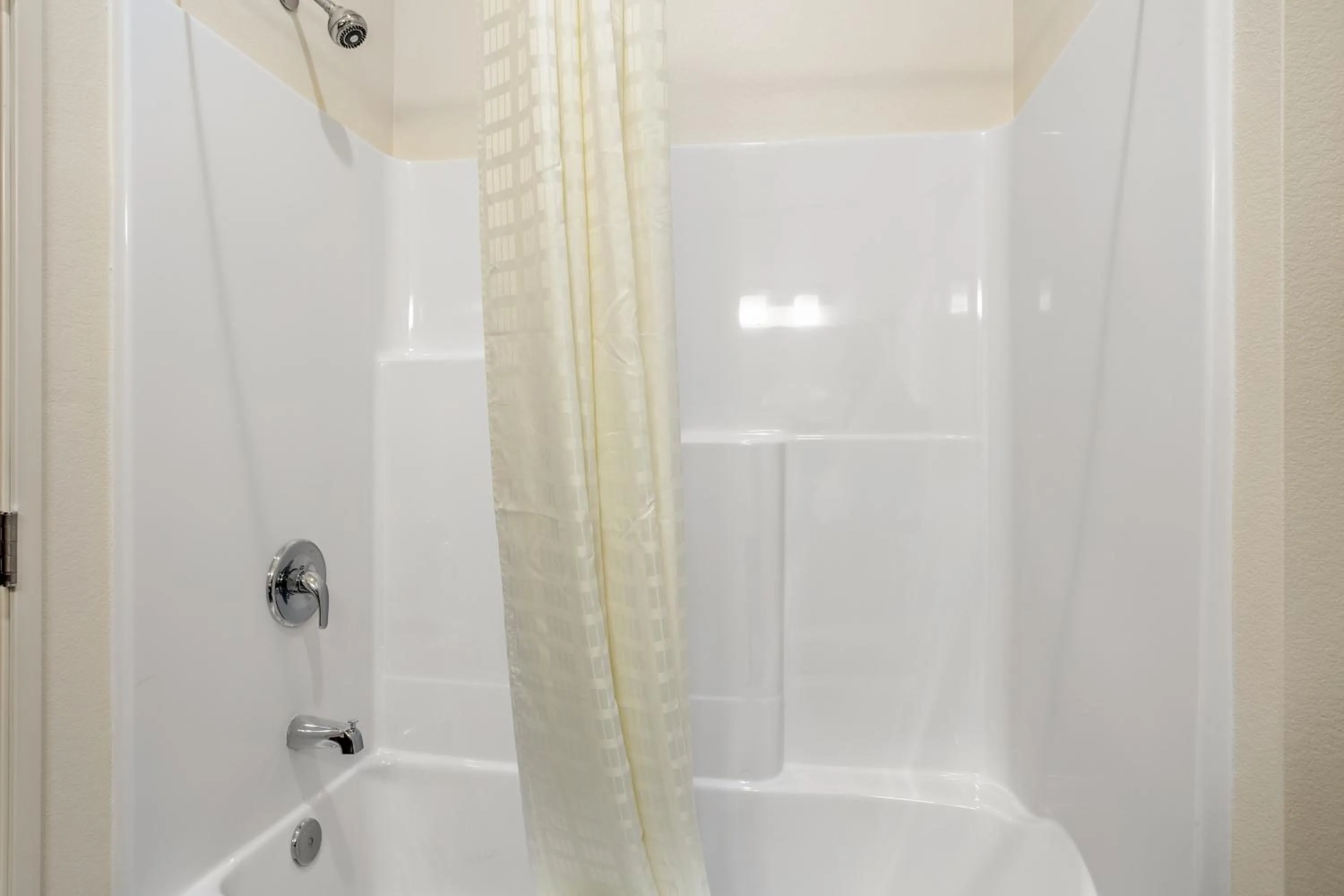 Shower in Cobblestone Hotel & Suites - De Pere Green Bay