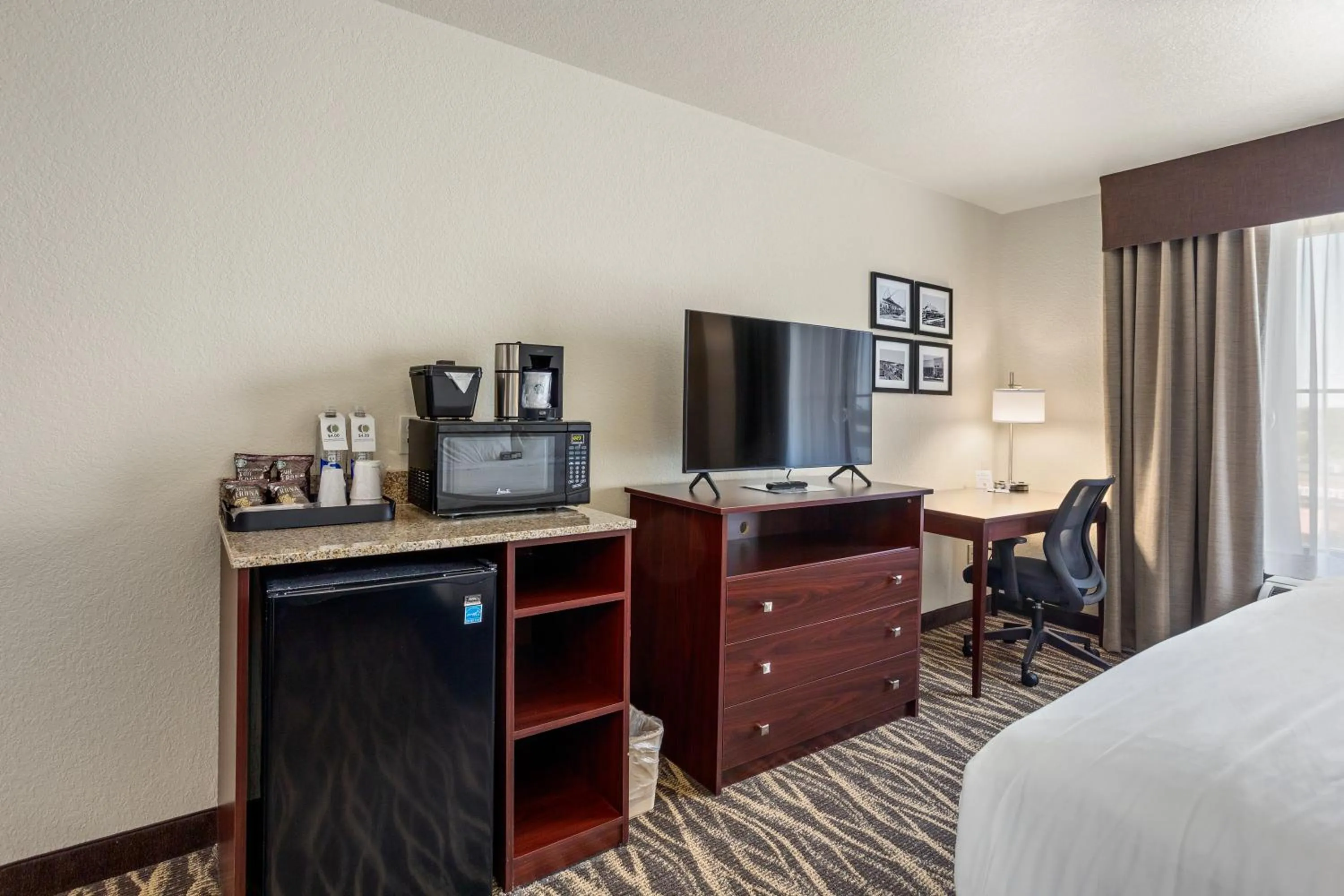TV and multimedia, Bed in Cobblestone Hotel & Suites - De Pere Green Bay