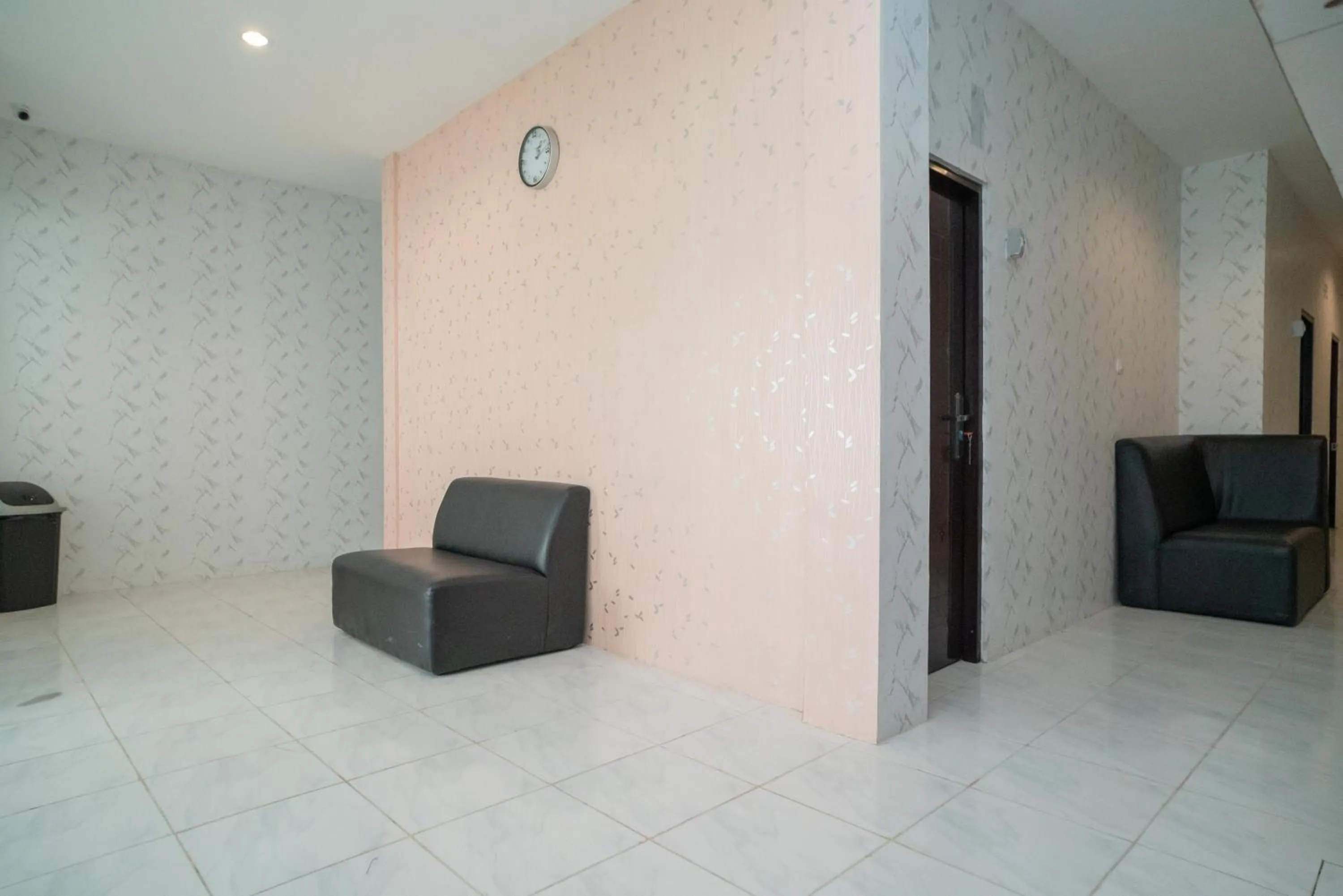 Seating area in RedDoorz near Sarinah Jakarta