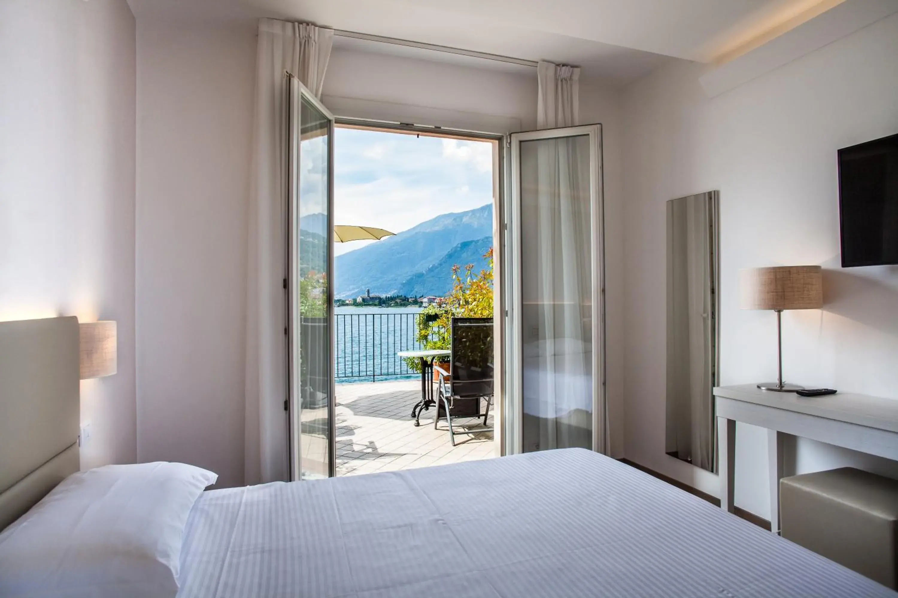 Superior Double Room with Lake View in Hotel Regina Superior Double Room with Lake View in Hotel Regina