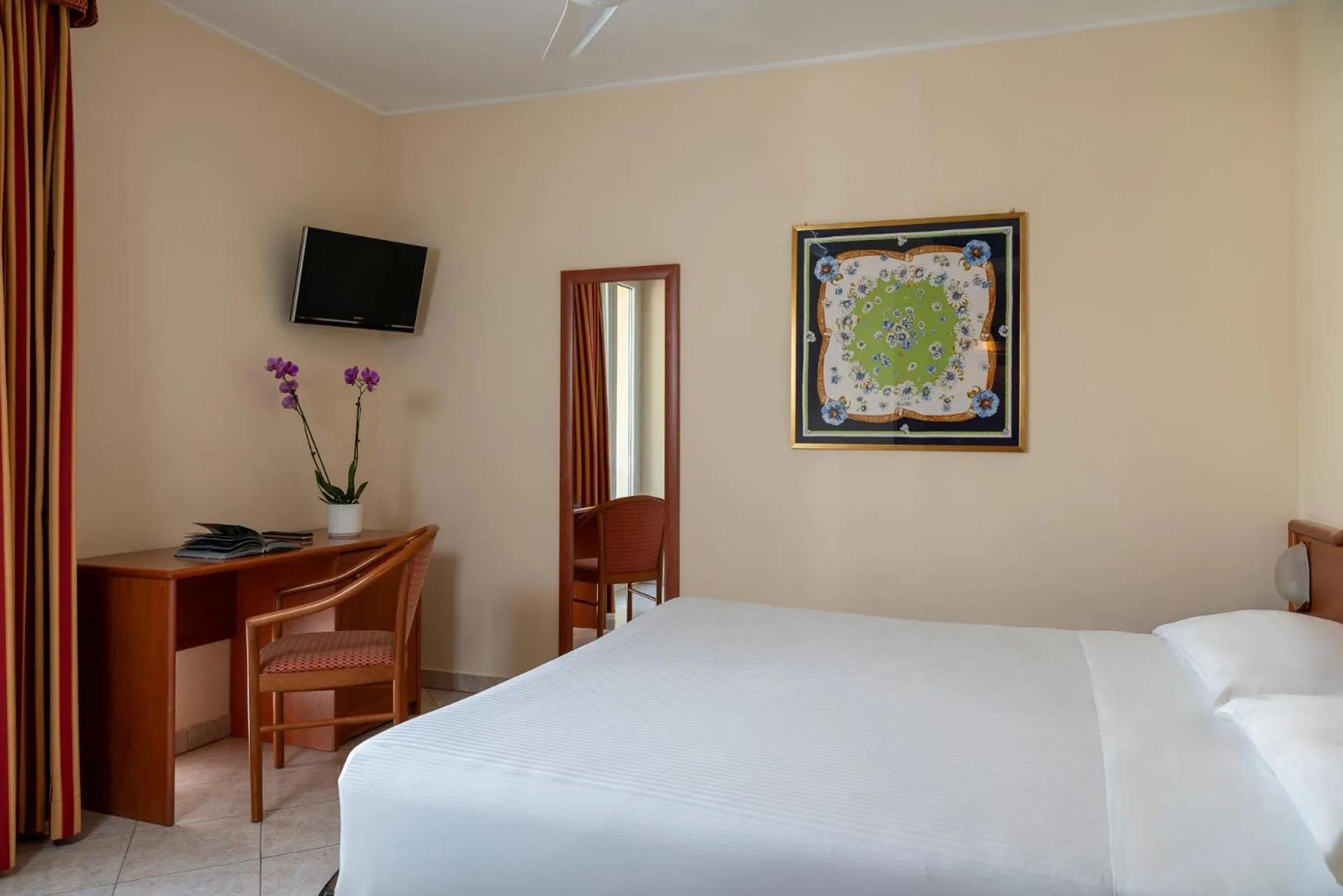 Bedroom, Bed in Hotel Regina