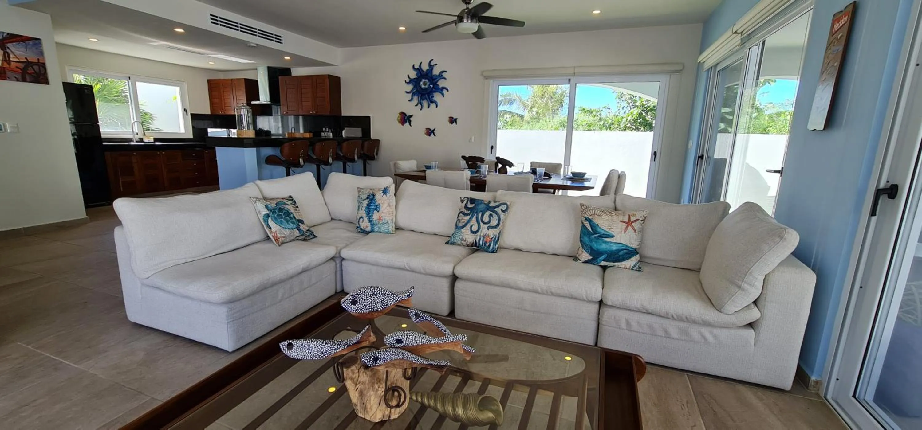 Living room in CASA REYES Stunning Rooftop Oceanview