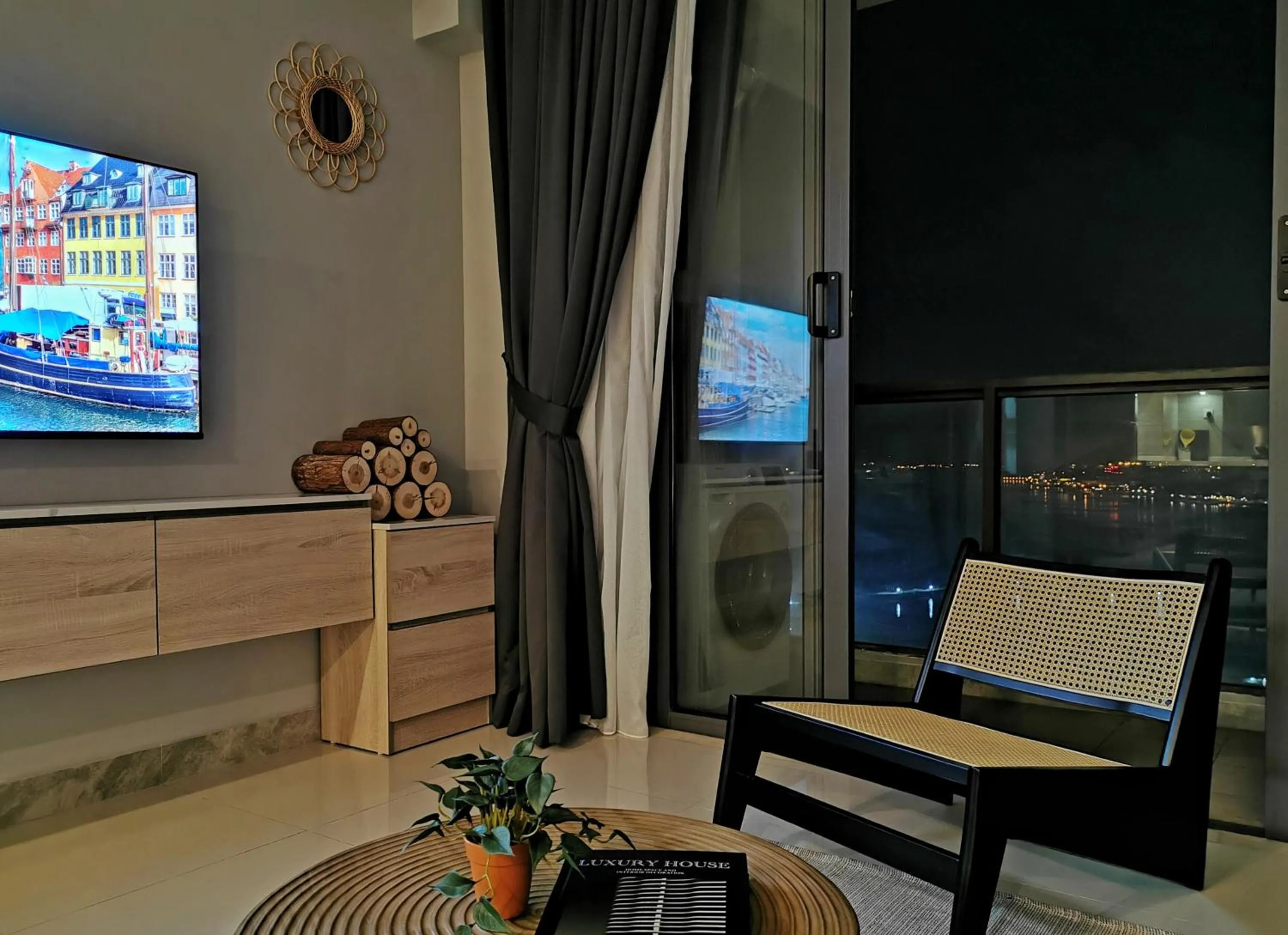 TV and multimedia in Yussy Homestay at R&F Princess Cove