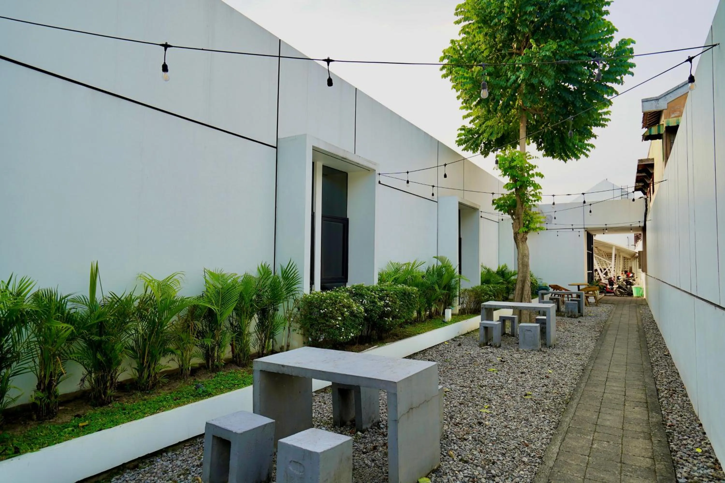 Seating area in OFO Kost Premium Kampung Inggris Pare Syariah Mitra RedDoorz