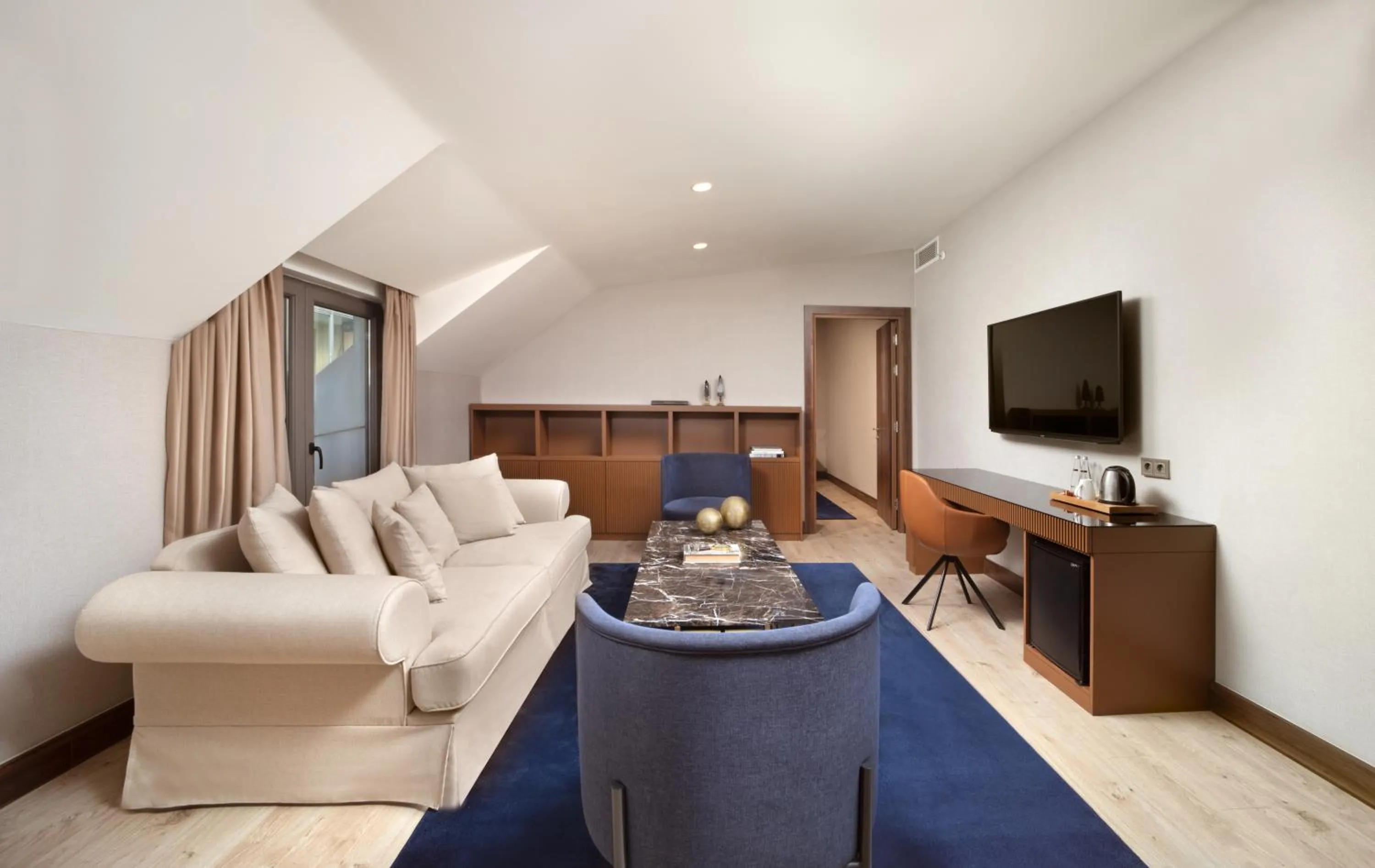 Photo of the whole room in TRYP By Wyndham Istanbul Sisli Hotel