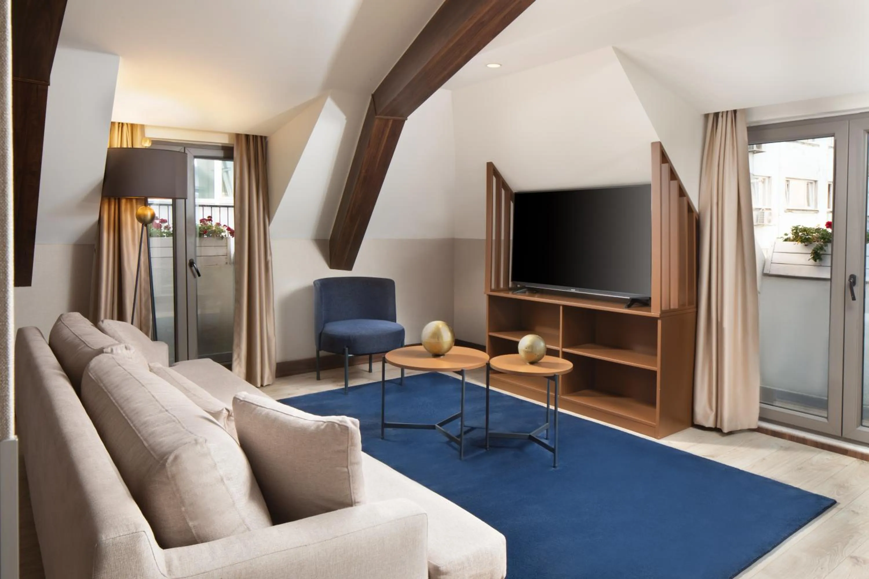 Photo of the whole room in TRYP By Wyndham Istanbul Sisli Hotel