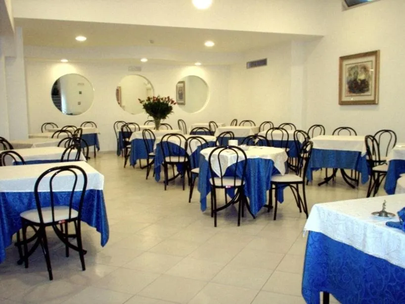 Restaurant/places to eat in Hotel Mayor