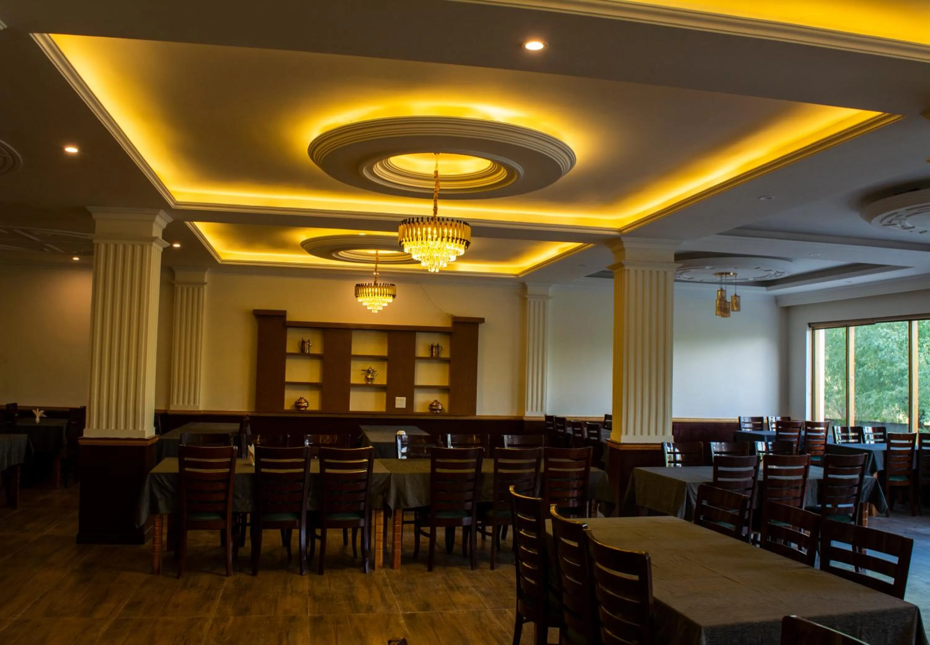 Restaurant/places to eat in Hotel Deskitsal