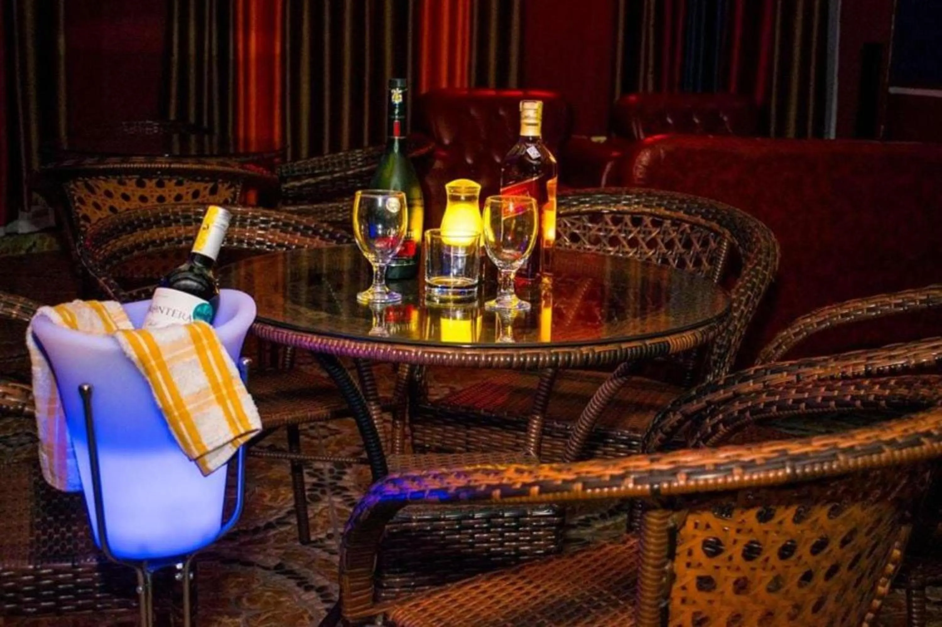 Restaurant/places to eat in Luna hotel