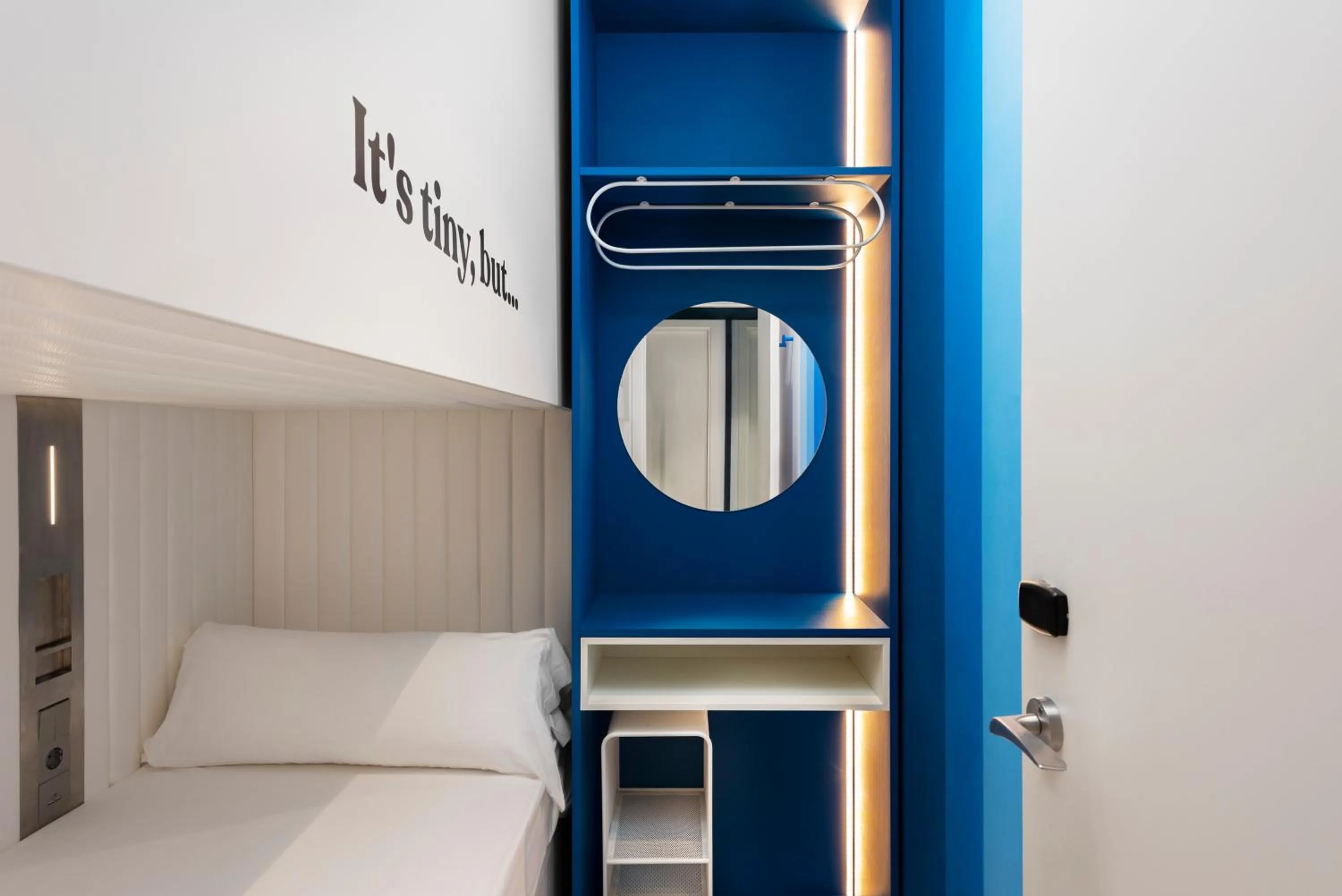 Photo of the whole room, Bed in Coeo Pod Hostel Beatas