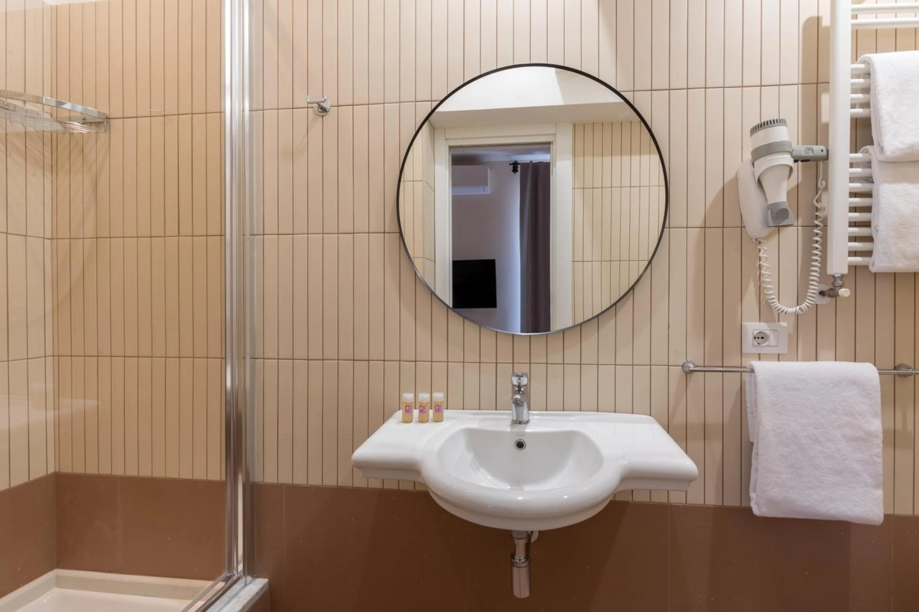 Shower in Hotel Colosseum