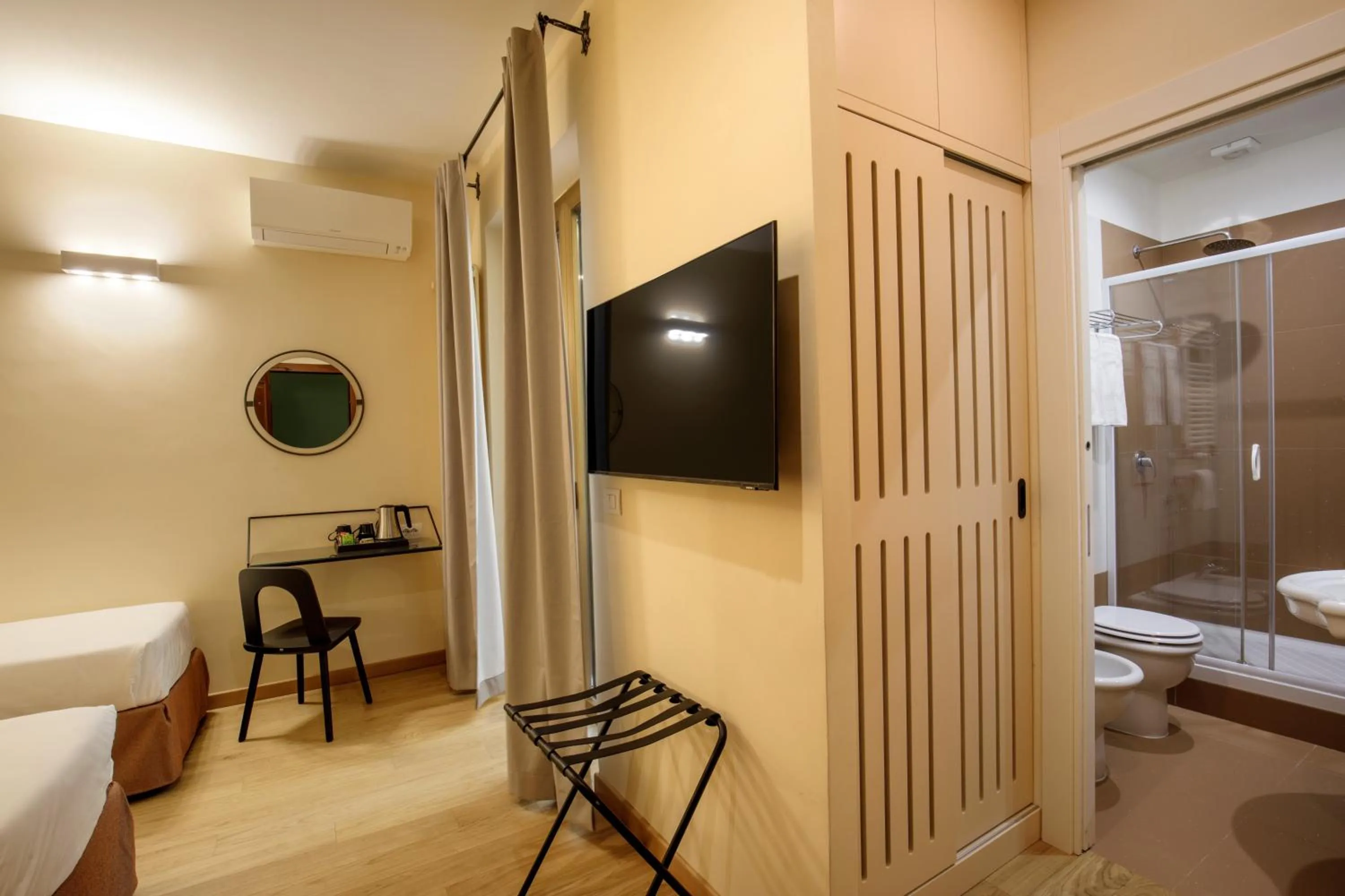 Shower, Bed in Hotel Colosseum