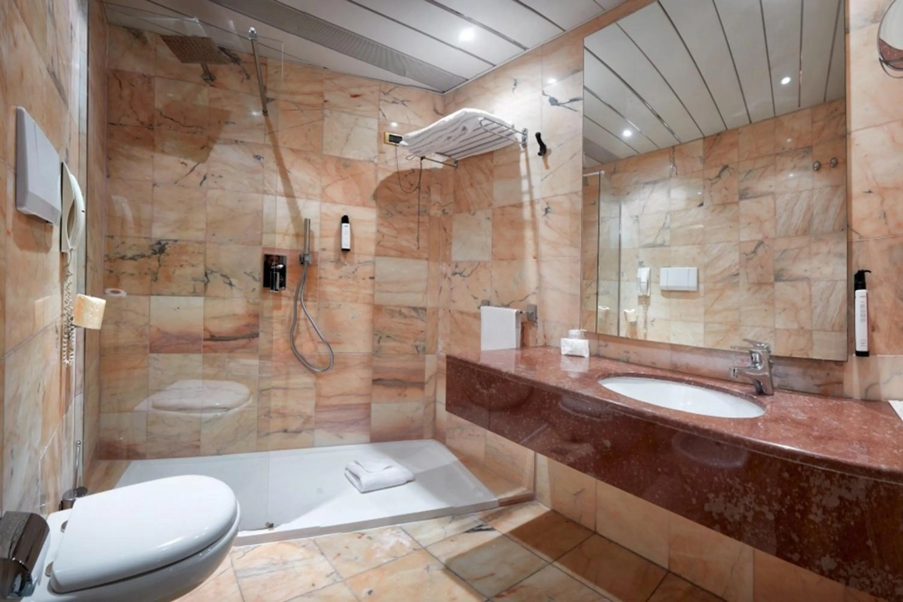 Bathroom in Mediterraneo Palace Hotel