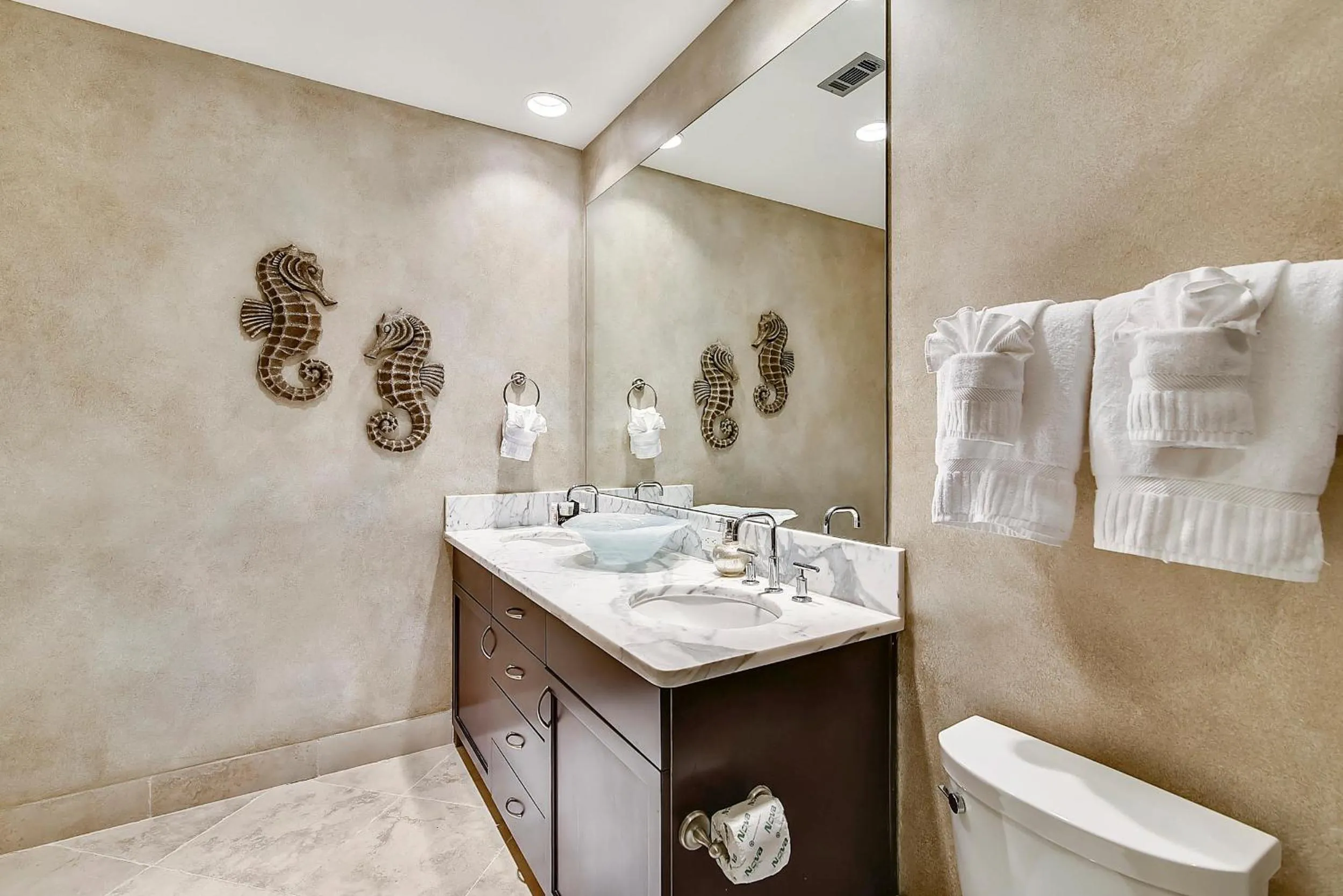 Bathroom in Diamond Beach 708-Kohinoor