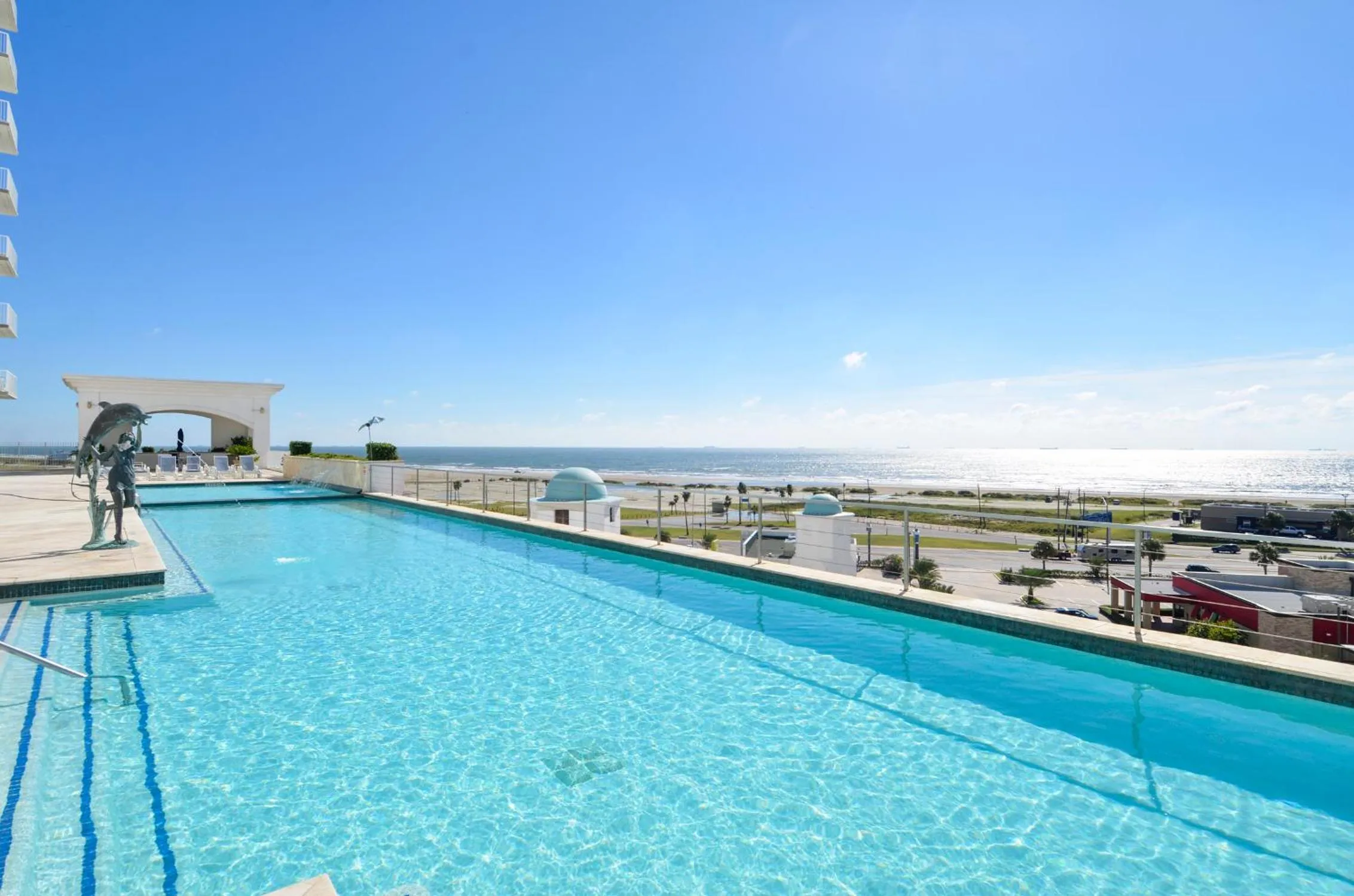 Swimming pool in Emerald 707