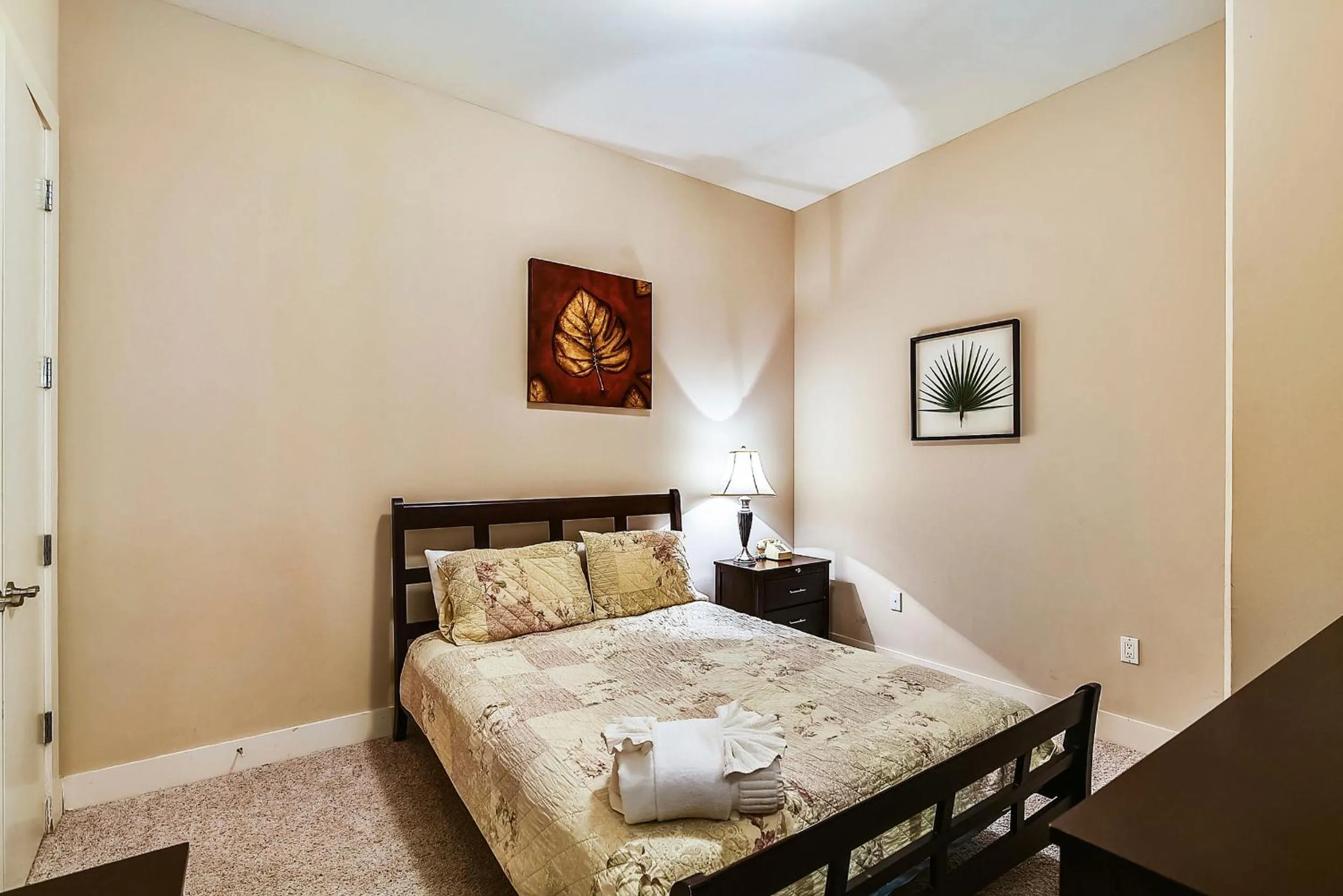 Bedroom, Bed in Emerald 707