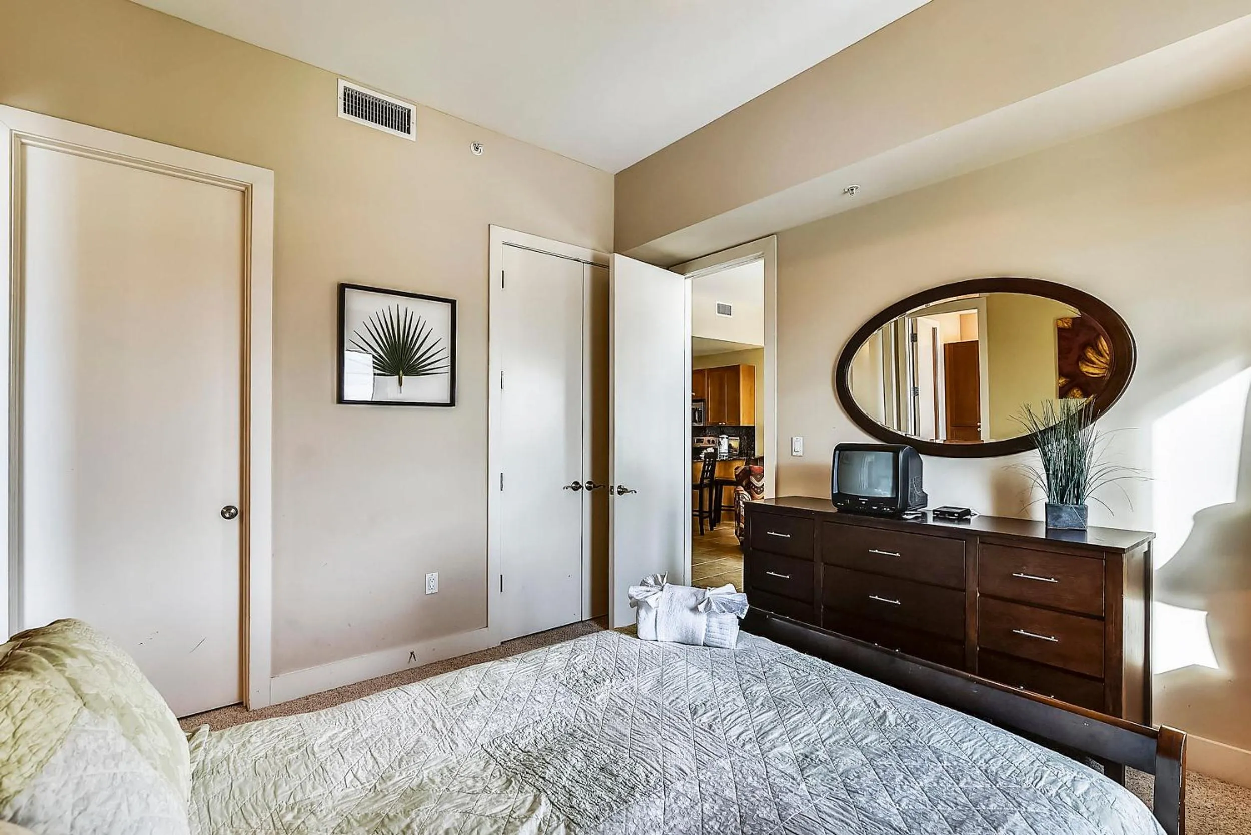 Property building, Bed in Emerald 707