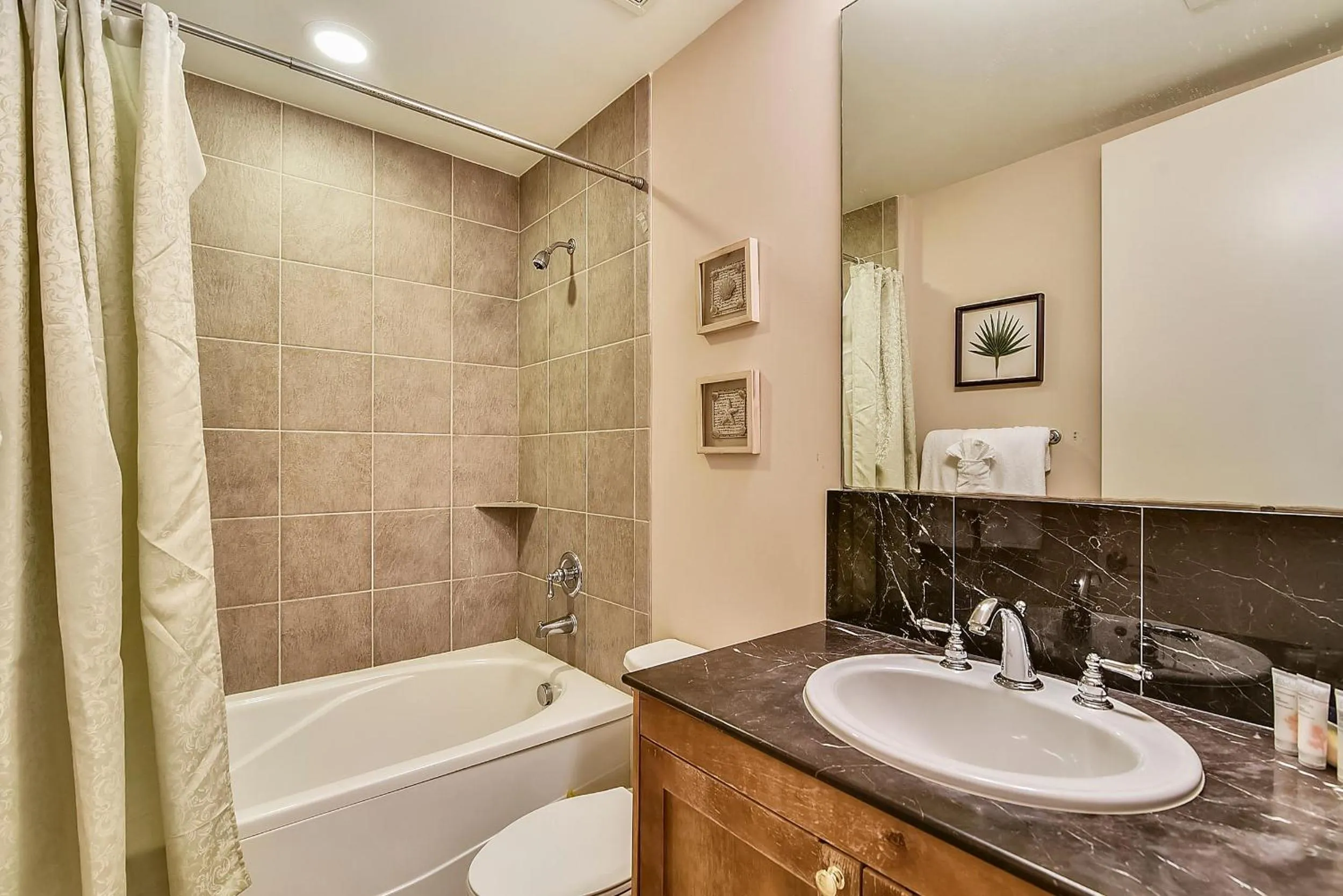 Bathroom in Emerald 707