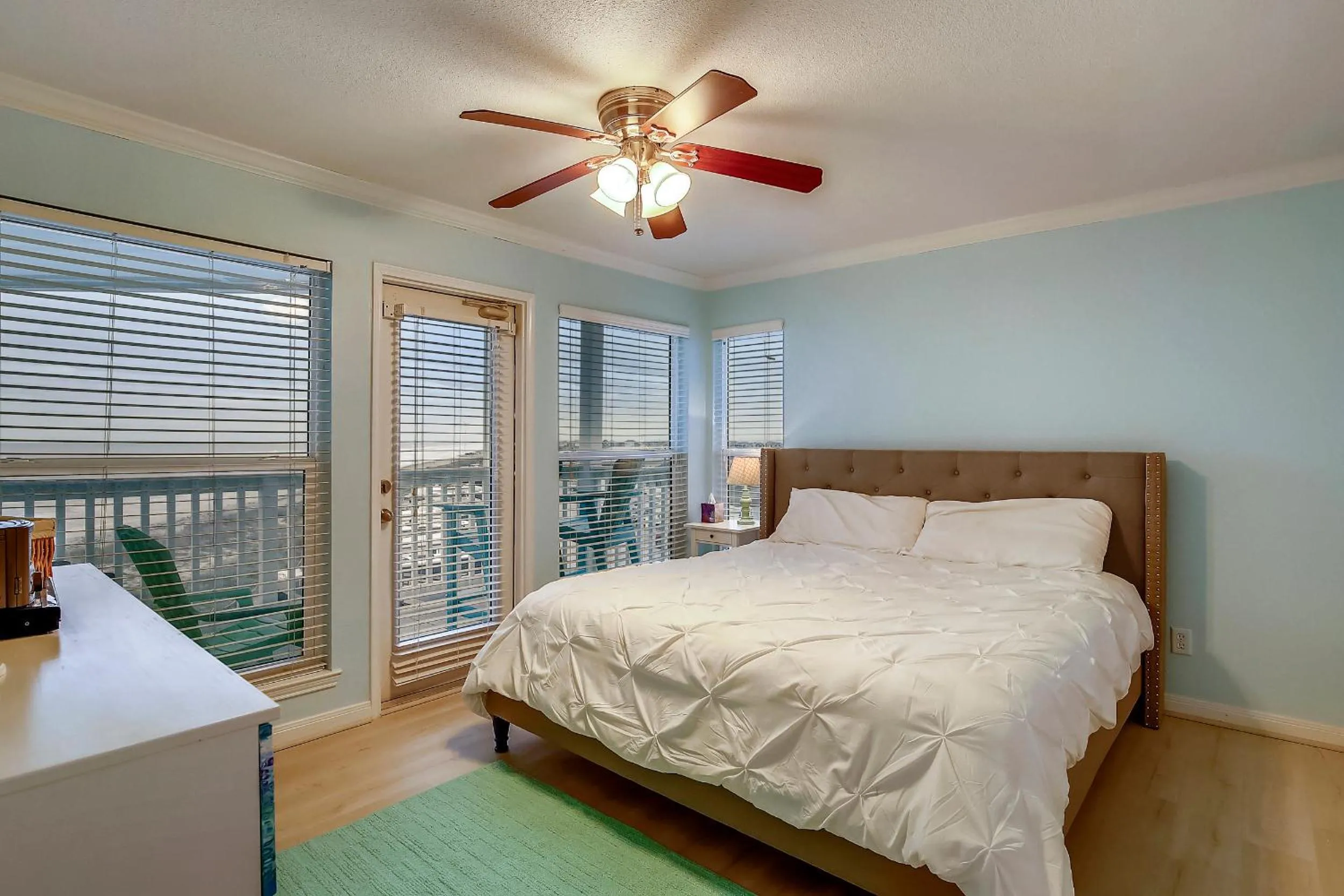 Bedroom, Bed in Seascape 1307-A Sunny Seahorse