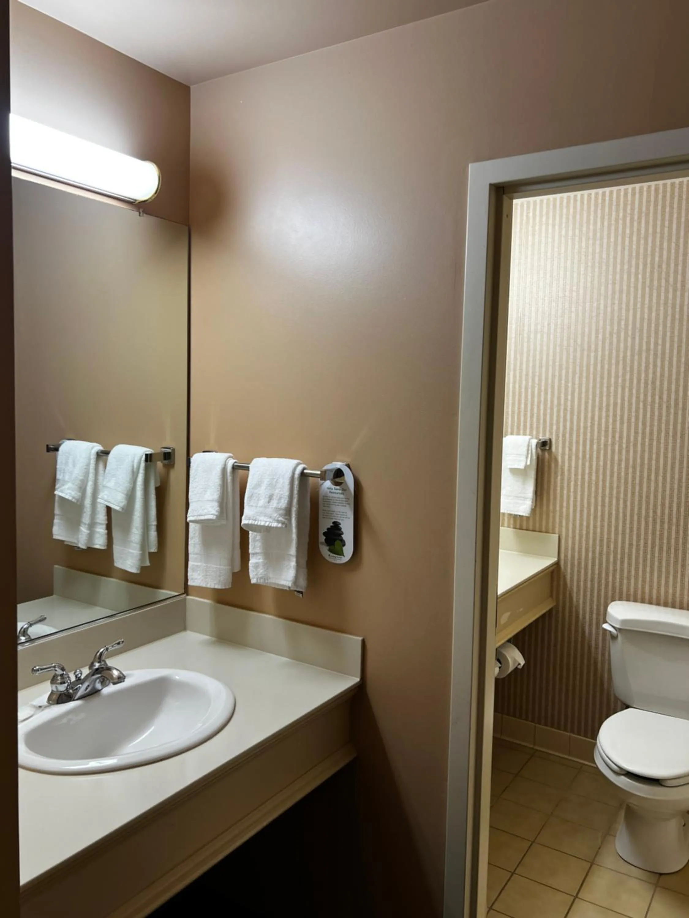 Bathroom in Hotel Mead Resorts & Conventions Center