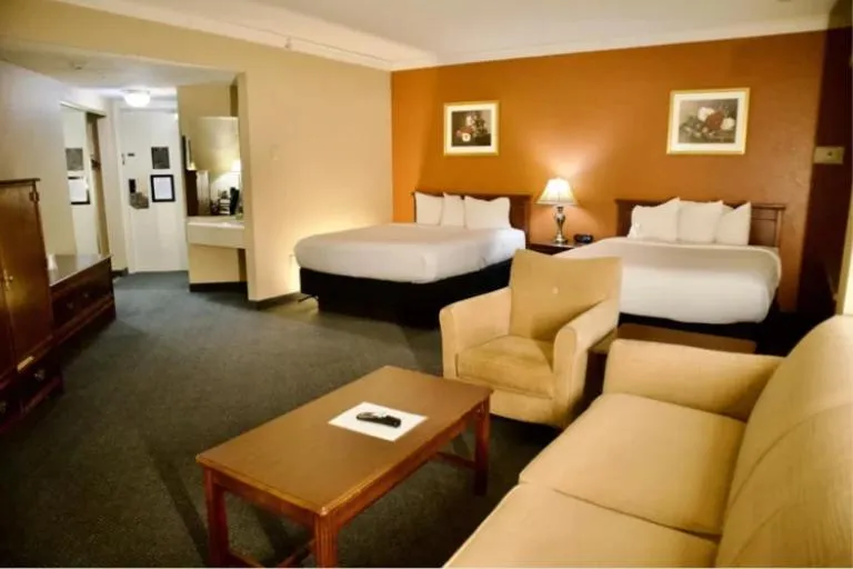 Living room, Bed in Hotel Mead Resorts & Conventions Center