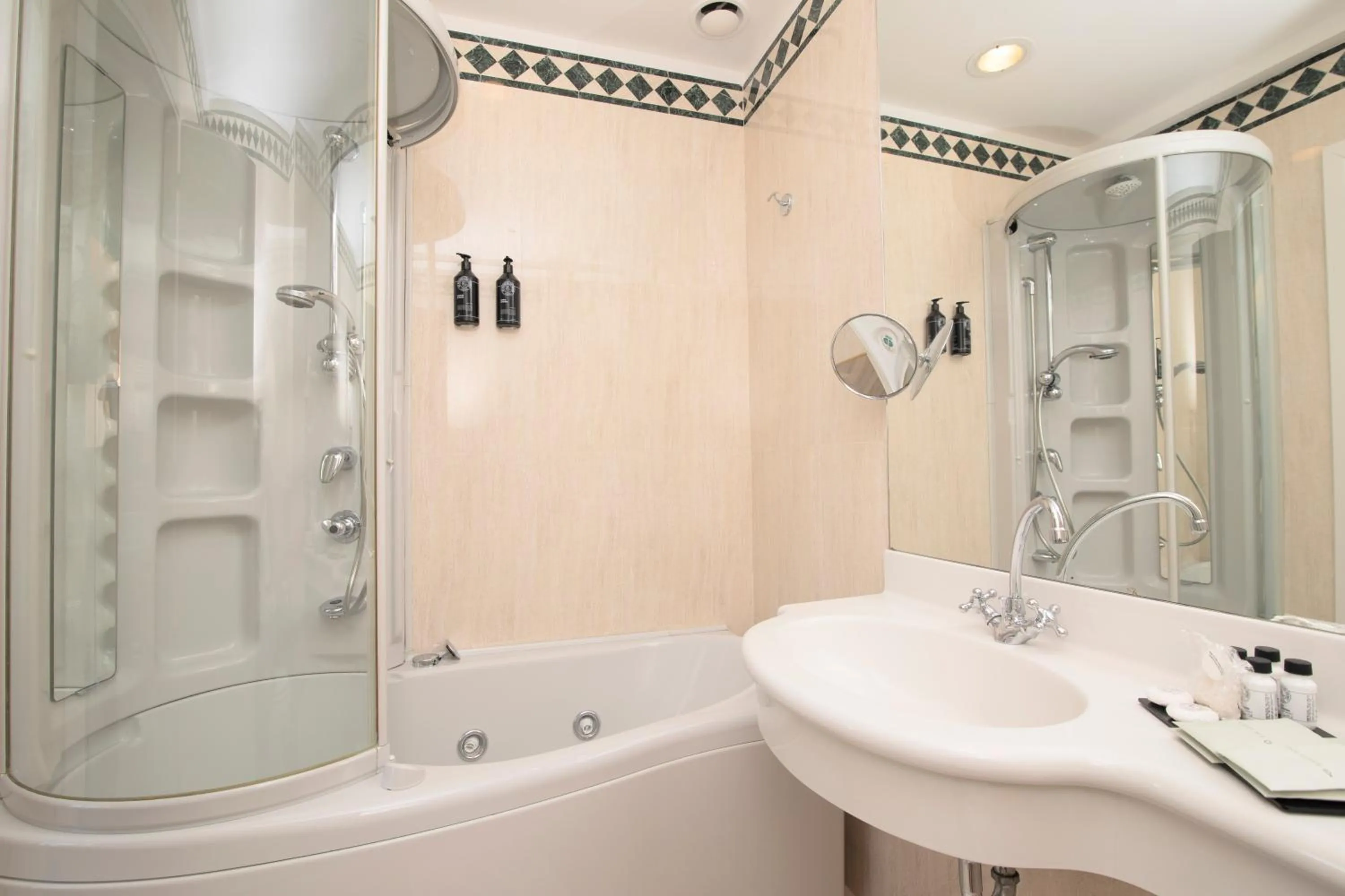 Bathroom in Hotel De Londres