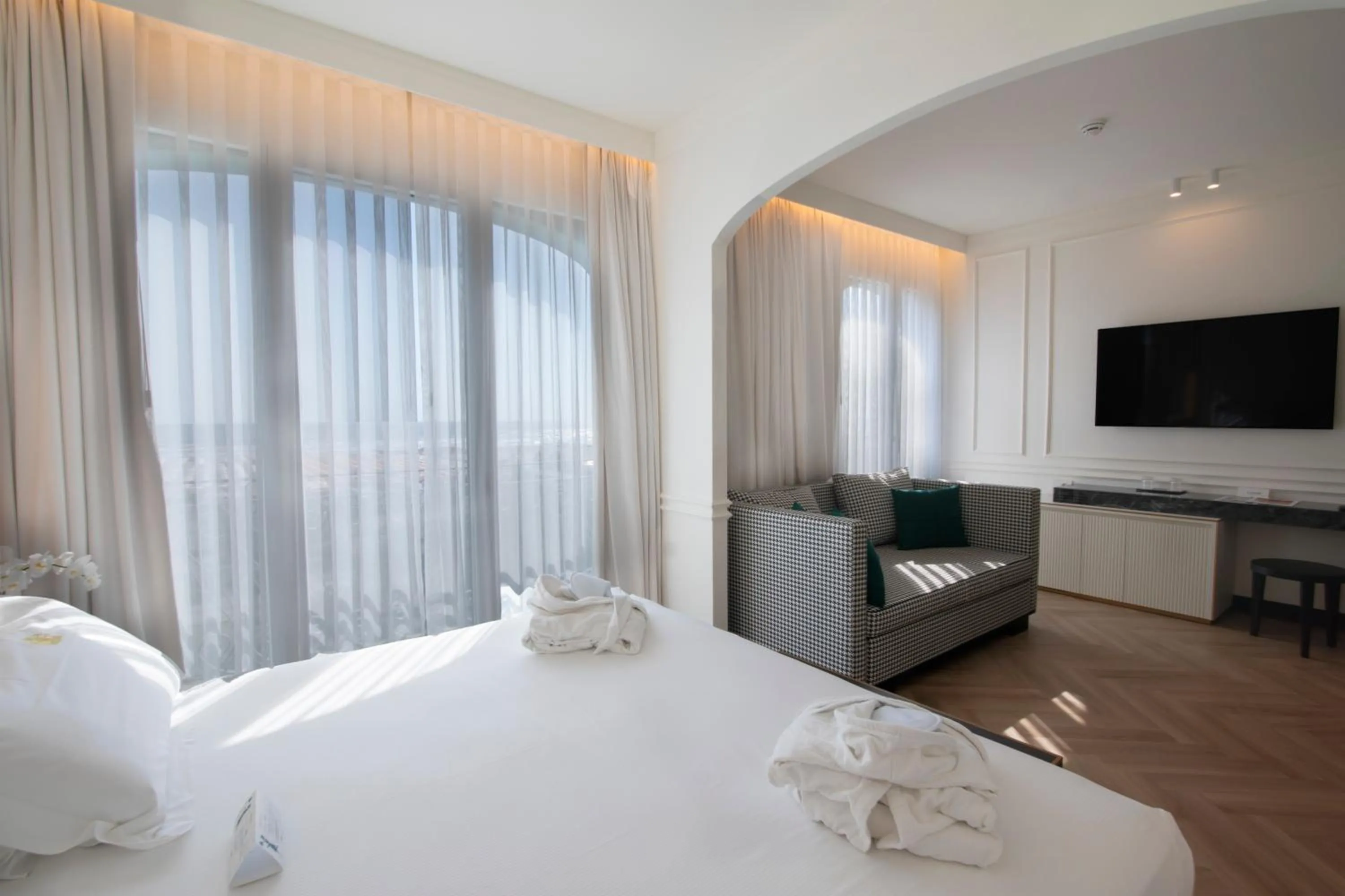 Photo of the whole room, Bed in Hotel De Londres