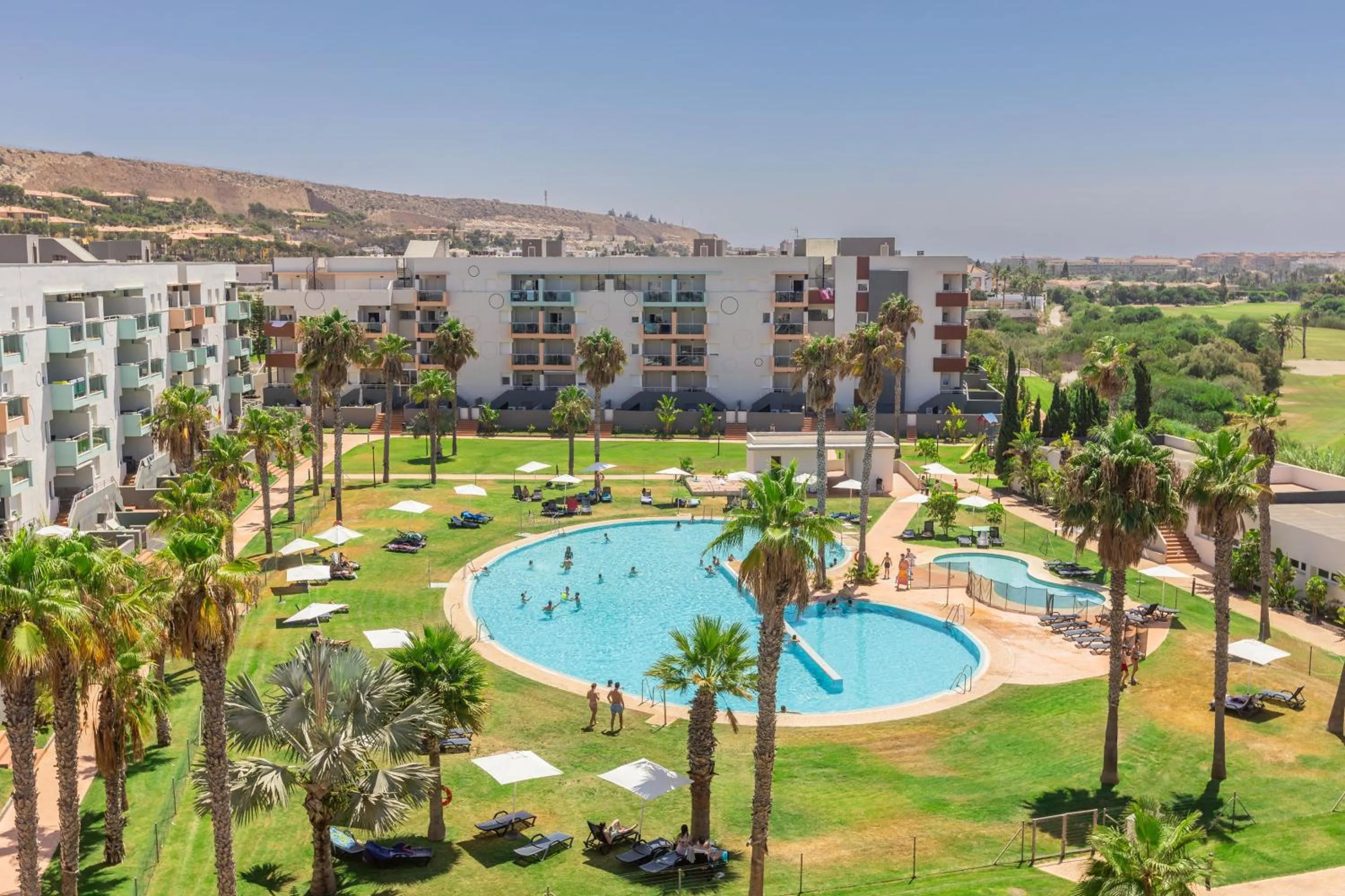 Swimming pool in Apartamentos Moon Dreams Almerimar