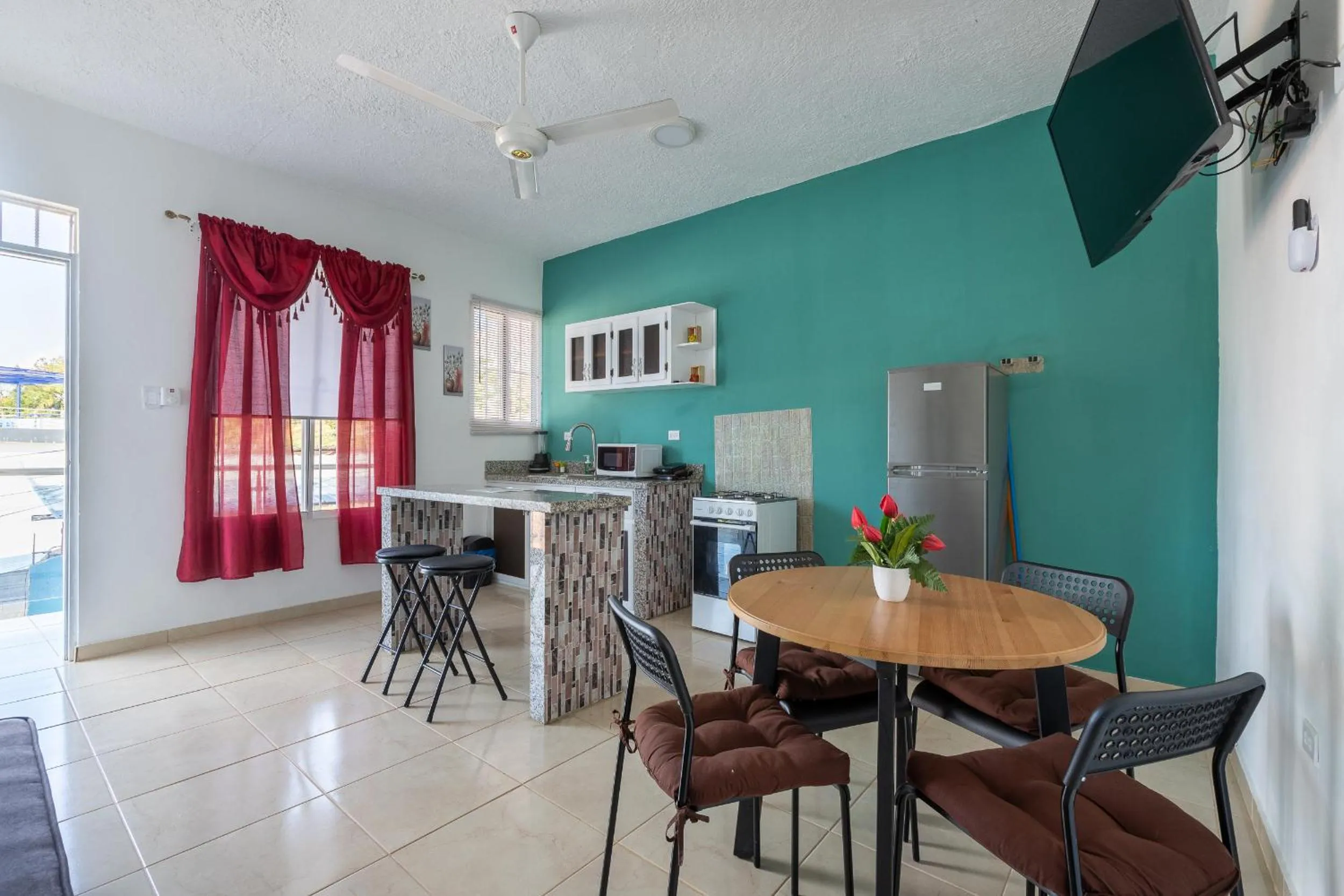 Communal lounge/ TV room in EDMA APARTAHOTEL