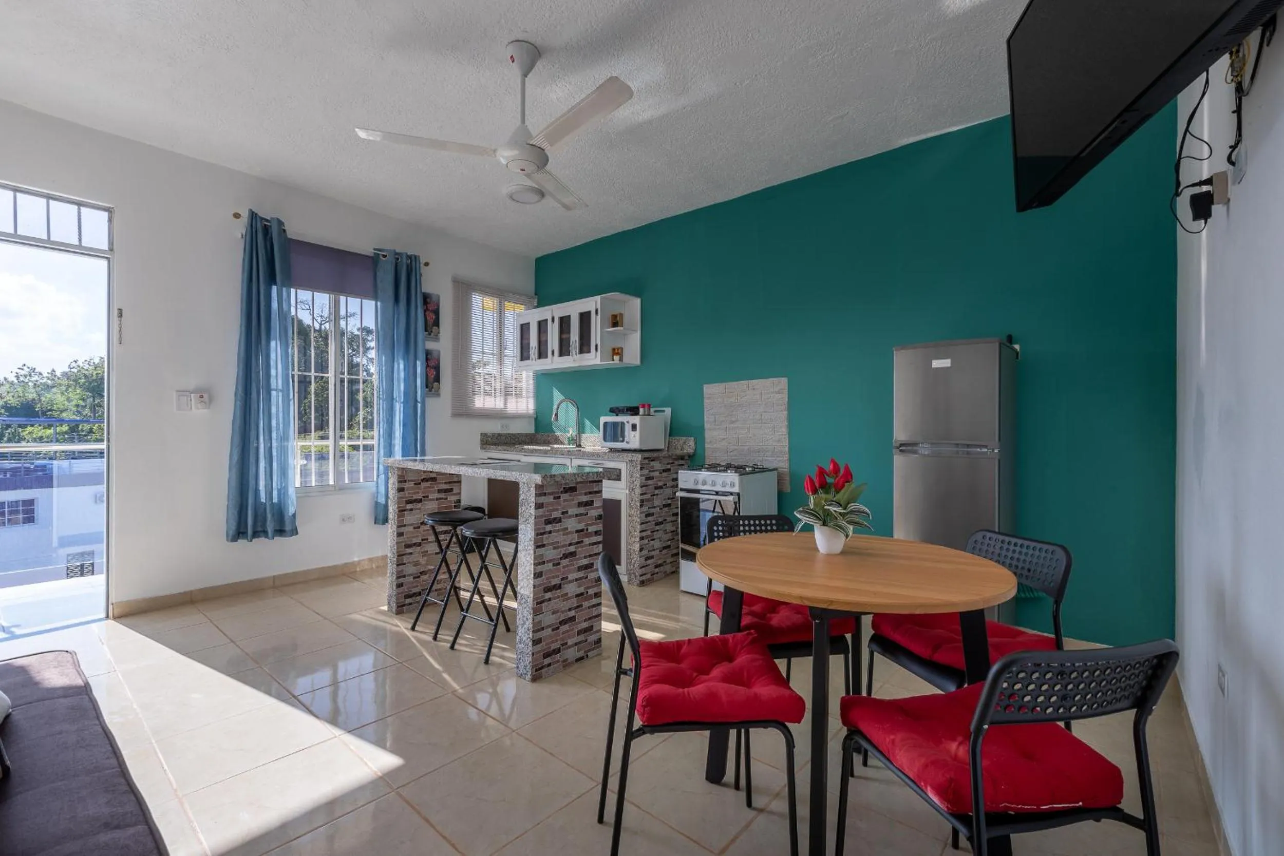 Communal lounge/ TV room in EDMA APARTAHOTEL