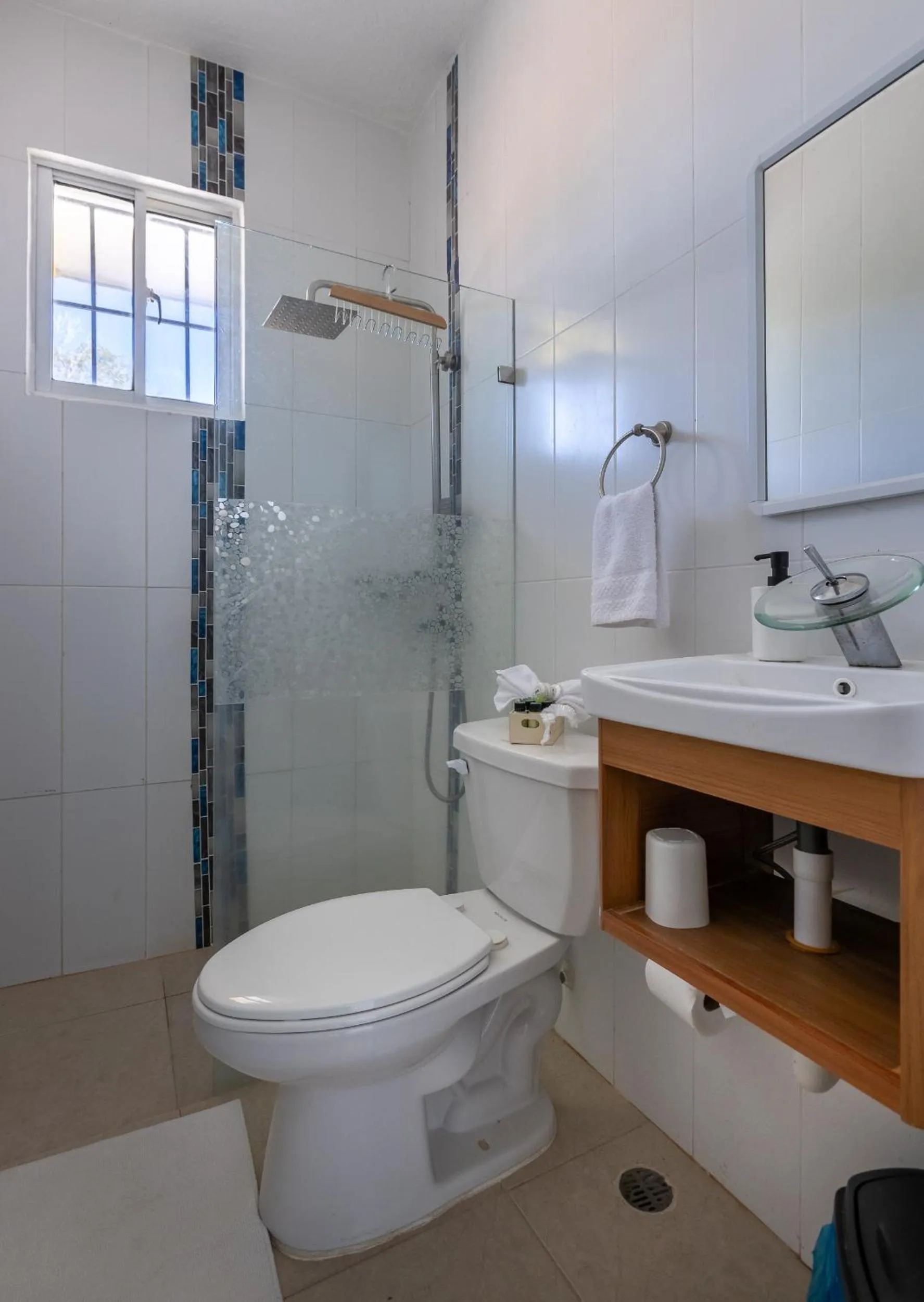 Shower in EDMA APARTAHOTEL