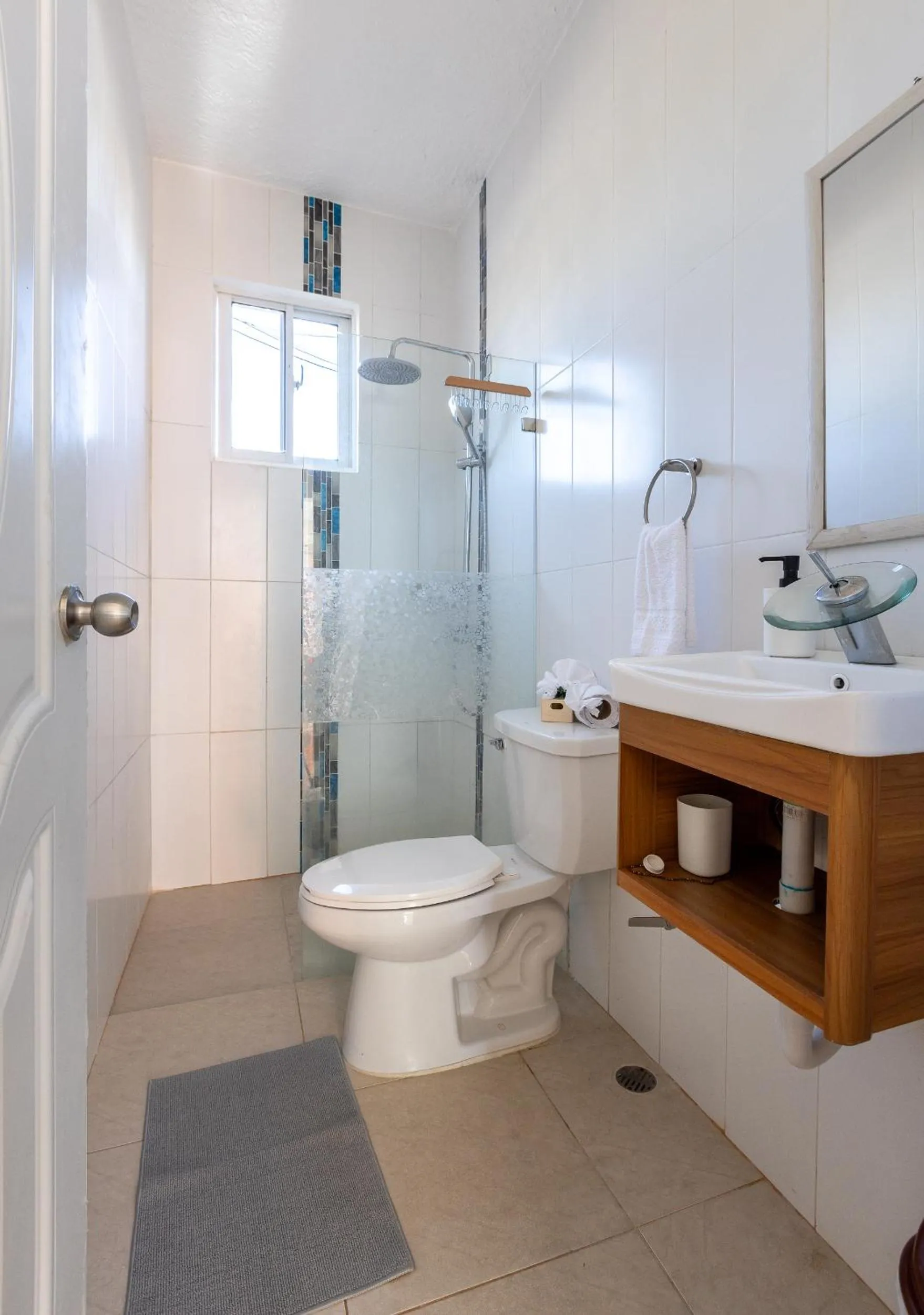 Shower in EDMA APARTAHOTEL