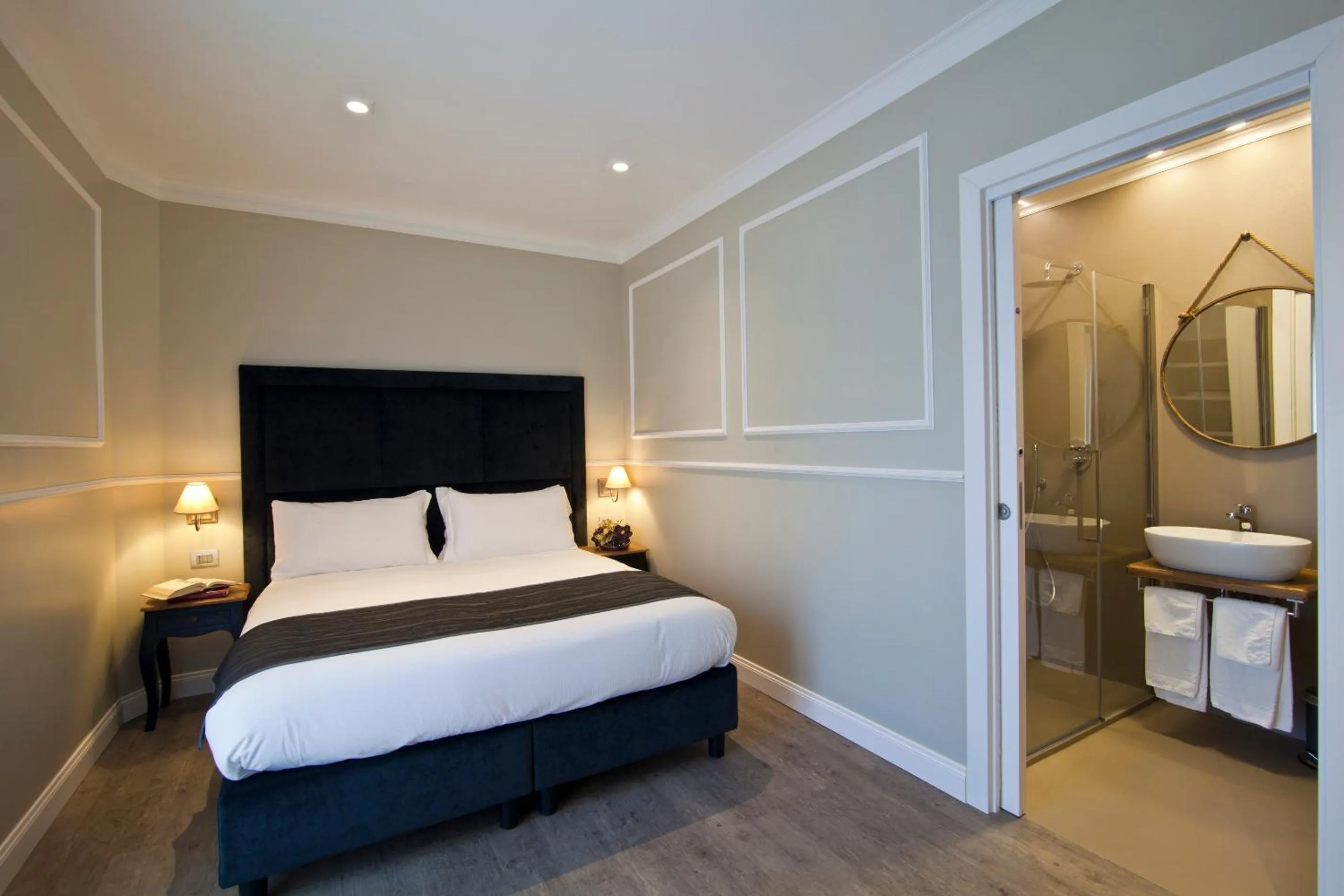 Photo of the whole room, Bed in Seven Suites