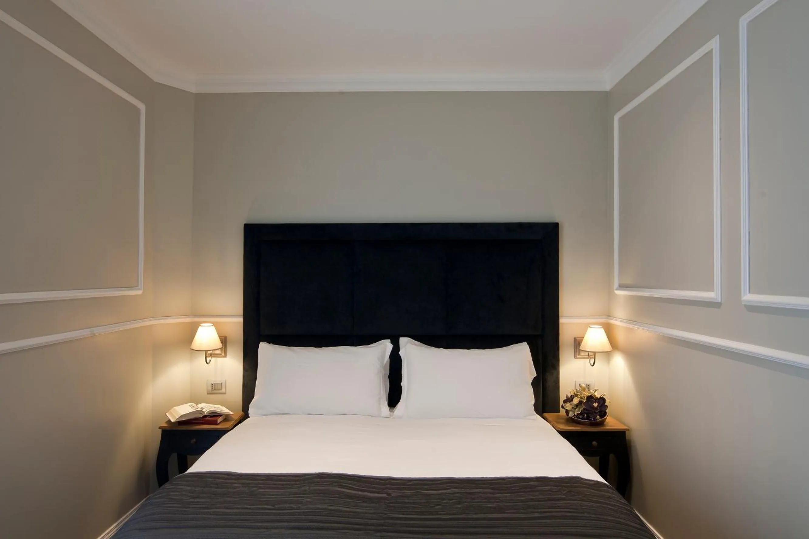 Photo of the whole room, Bed in Seven Suites