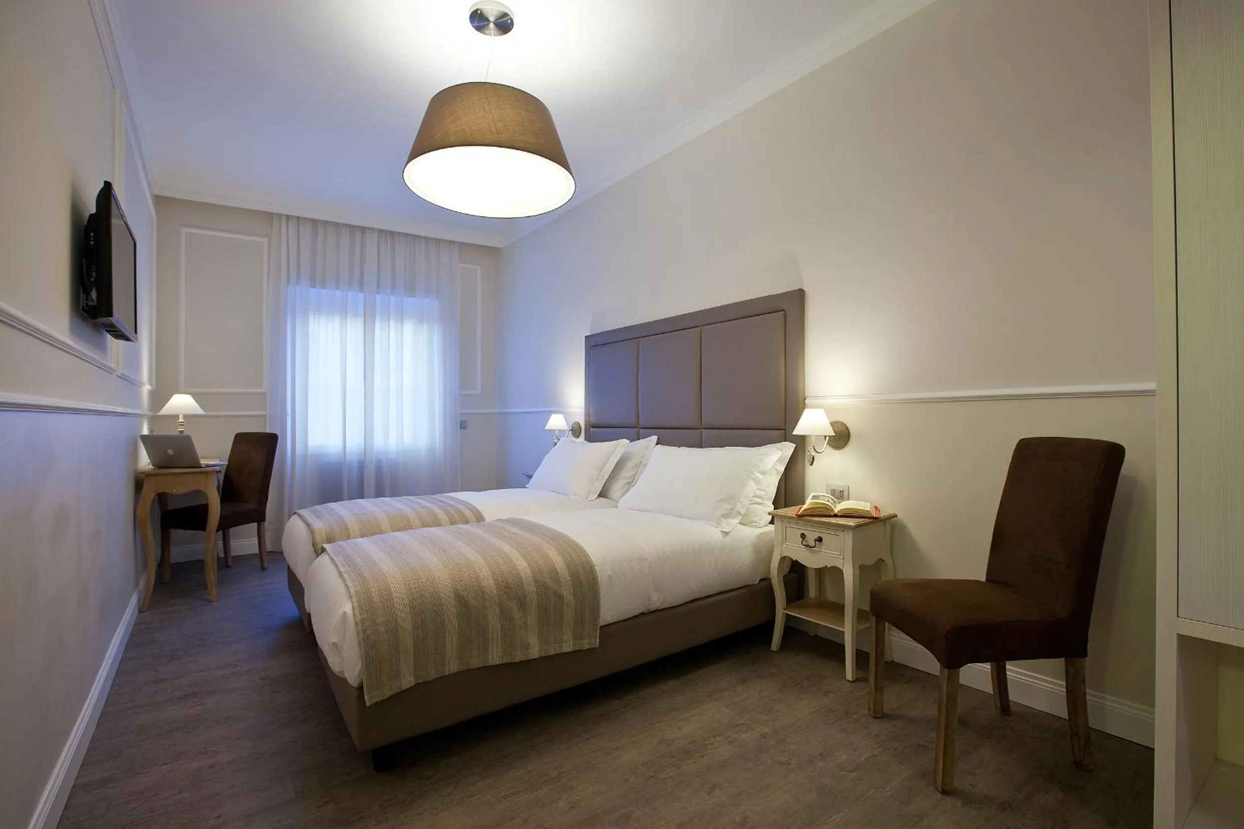 Photo of the whole room, Bed in Seven Suites