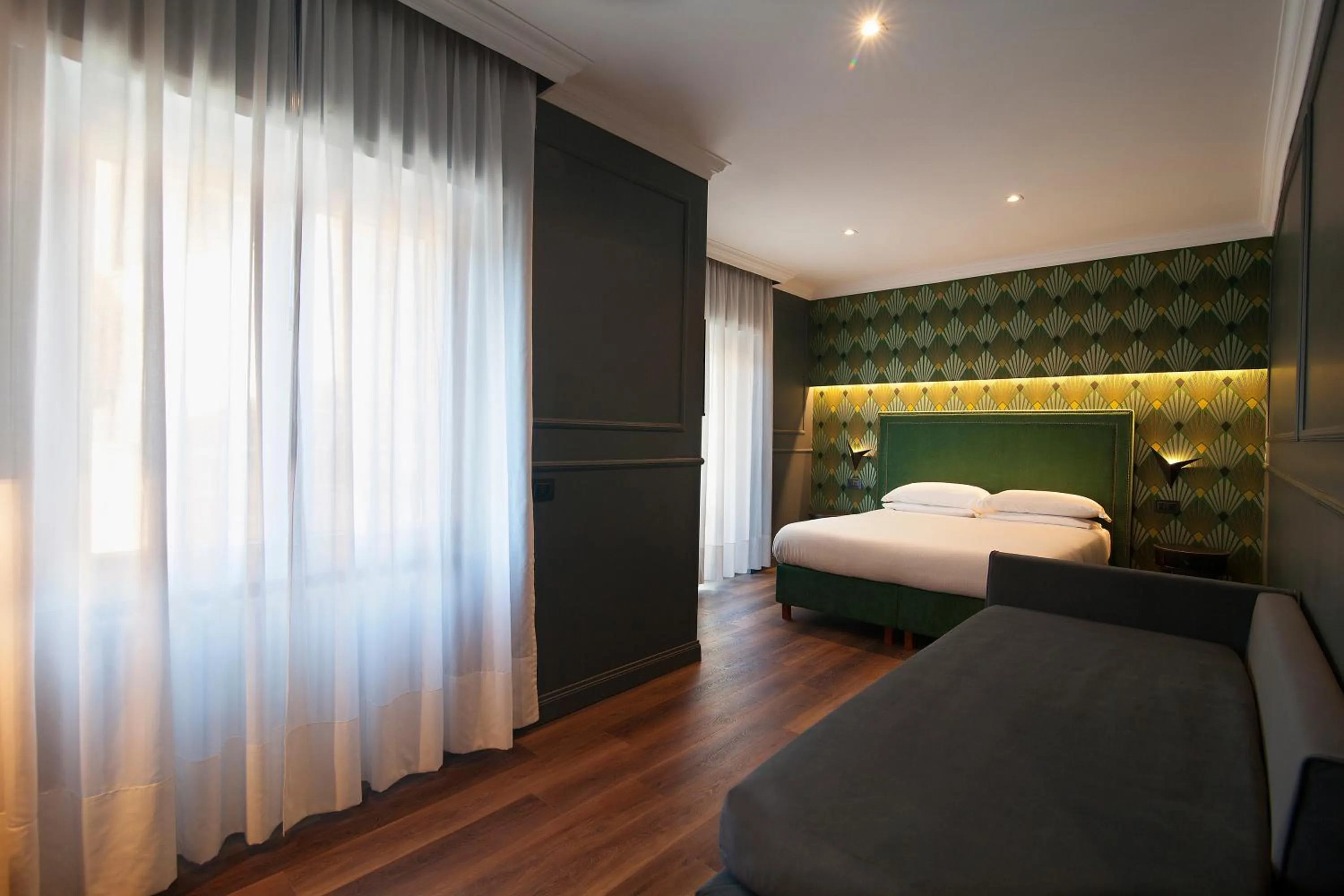 Photo of the whole room, Bed in Seven Suites