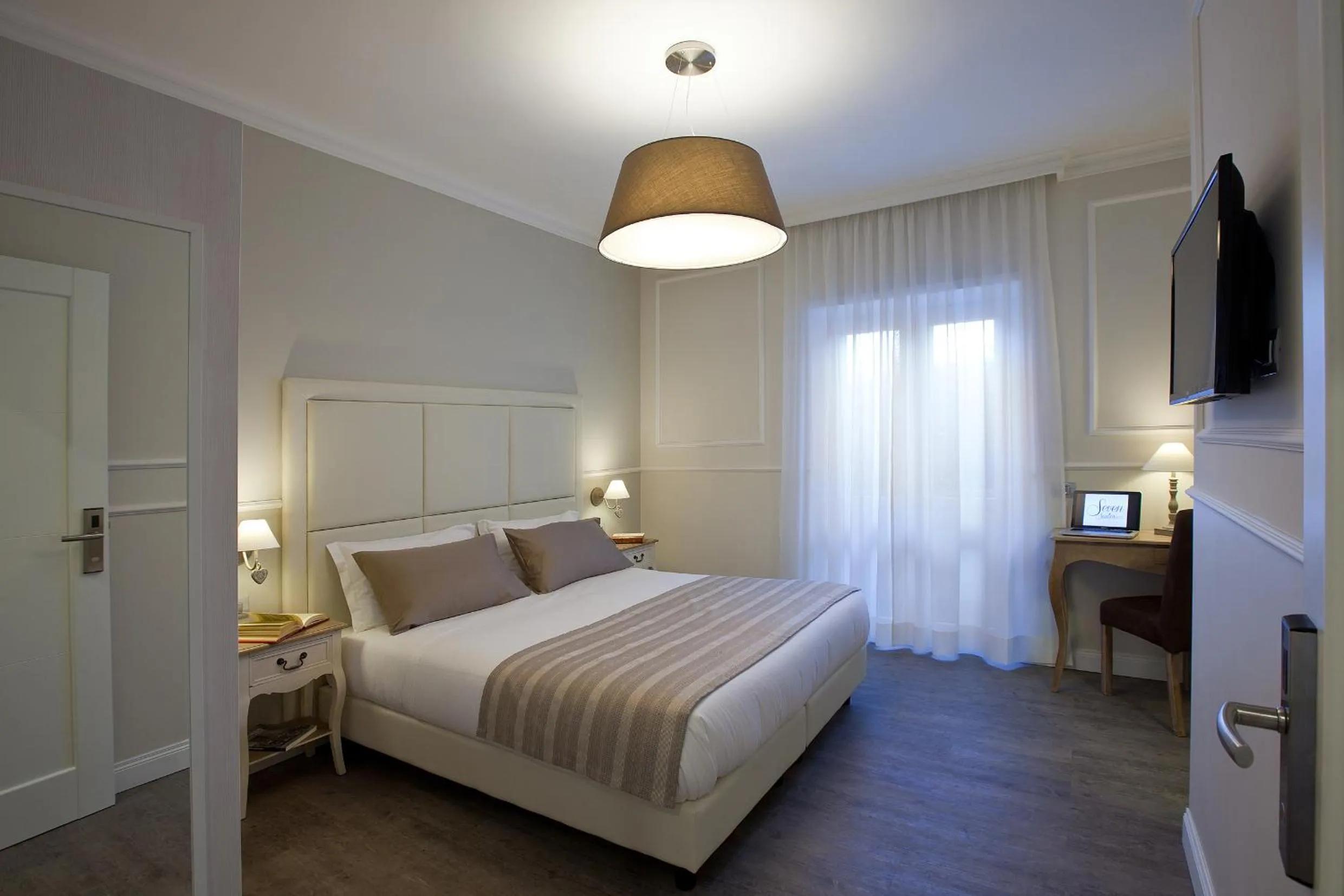 Photo of the whole room, Bed in Seven Suites