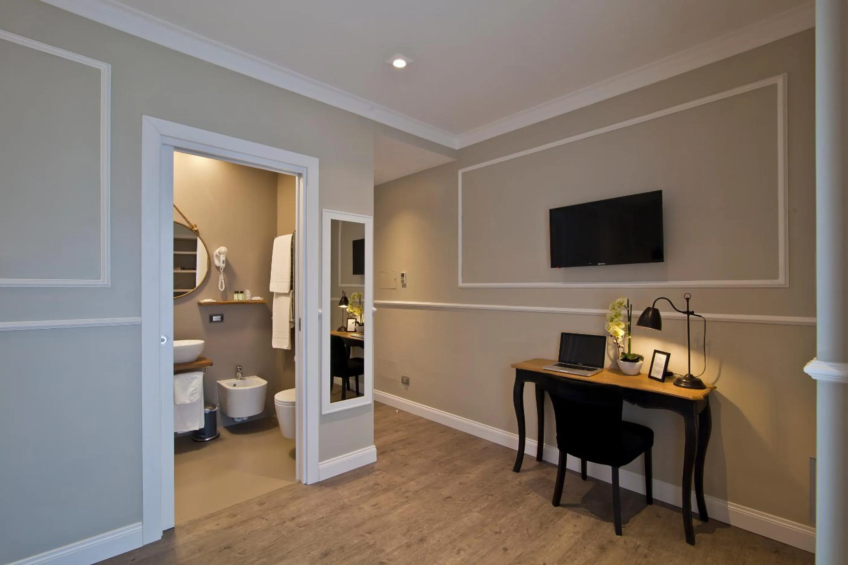 Photo of the whole room in Seven Suites