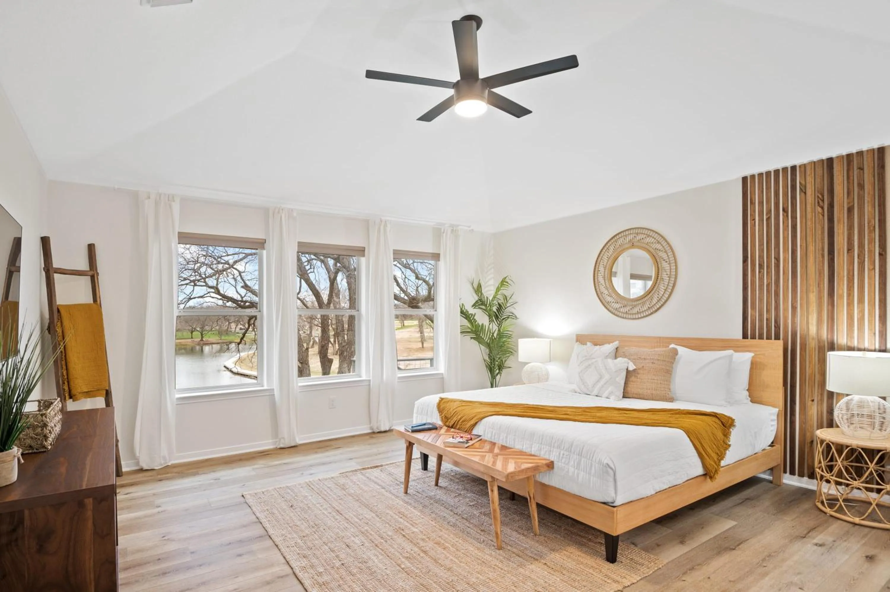 Bed in Lake Marble Falls Waterfront, House, Wet Slip, Huge Yard