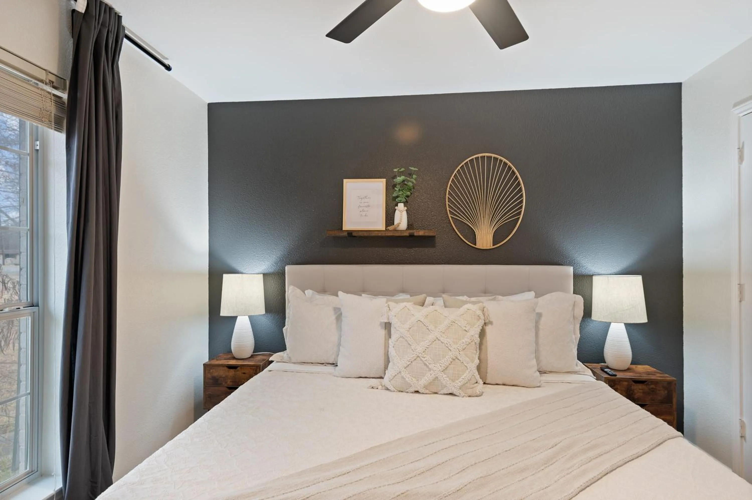 Bed in Lake Marble Falls Waterfront, House, Wet Slip, Huge Yard