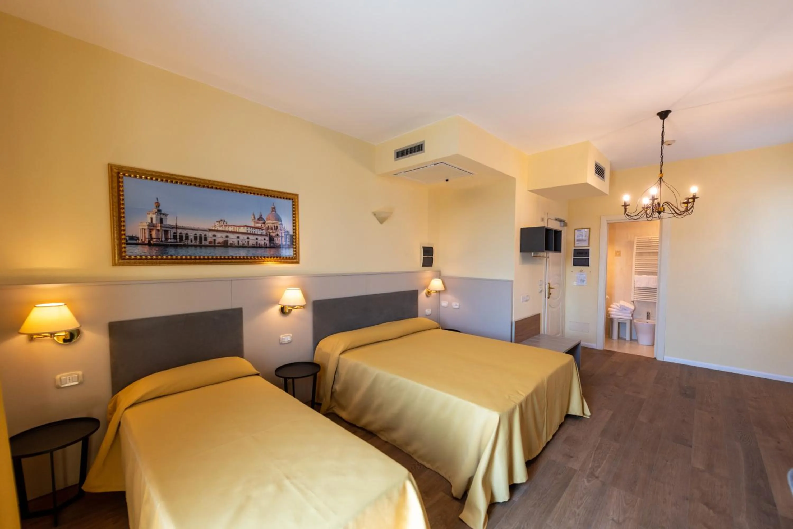 Bed in Hotel Ambasciata Venice - Atika & Atif