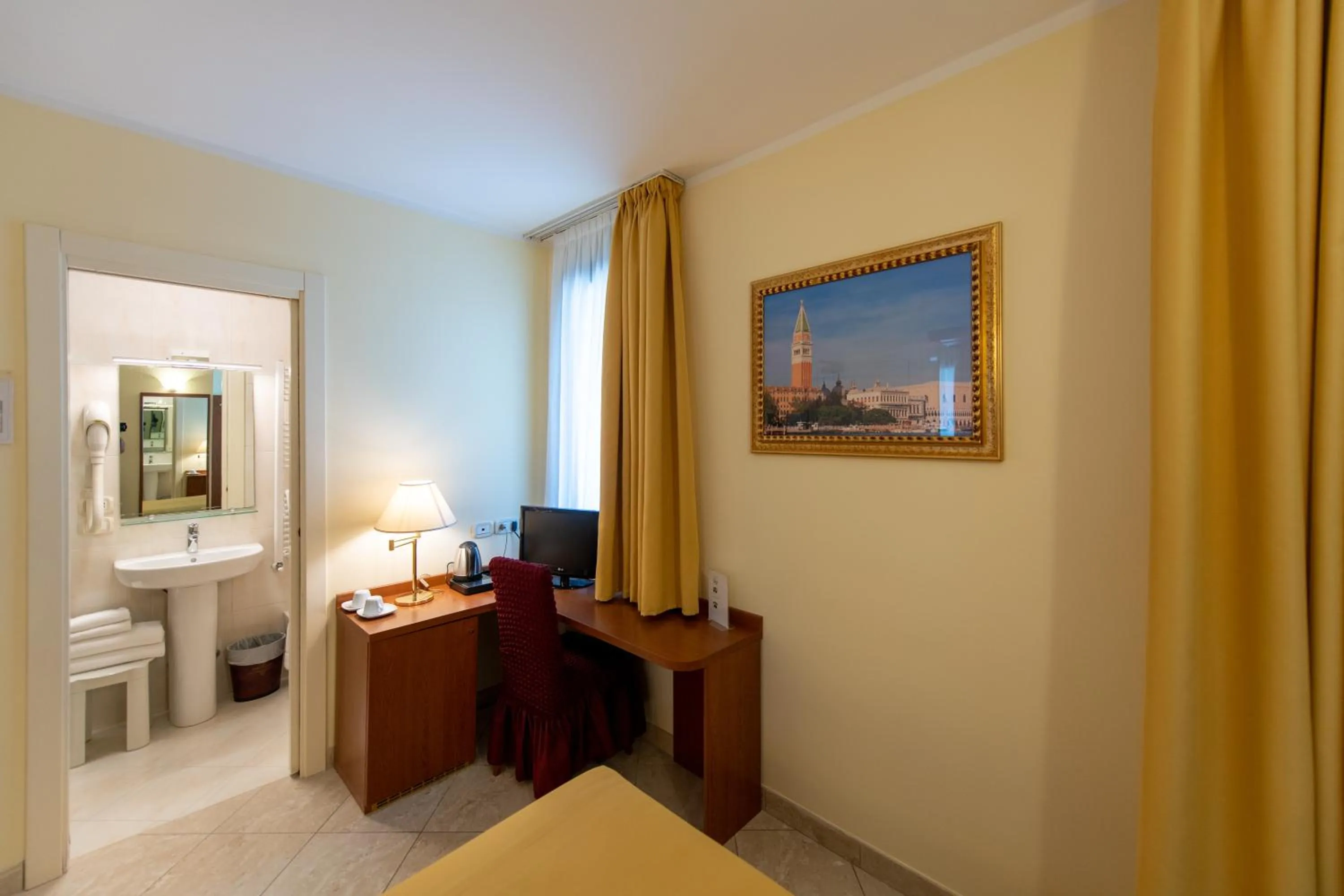 Photo of the whole room in Hotel Ambasciata Venice - Atika & Atif