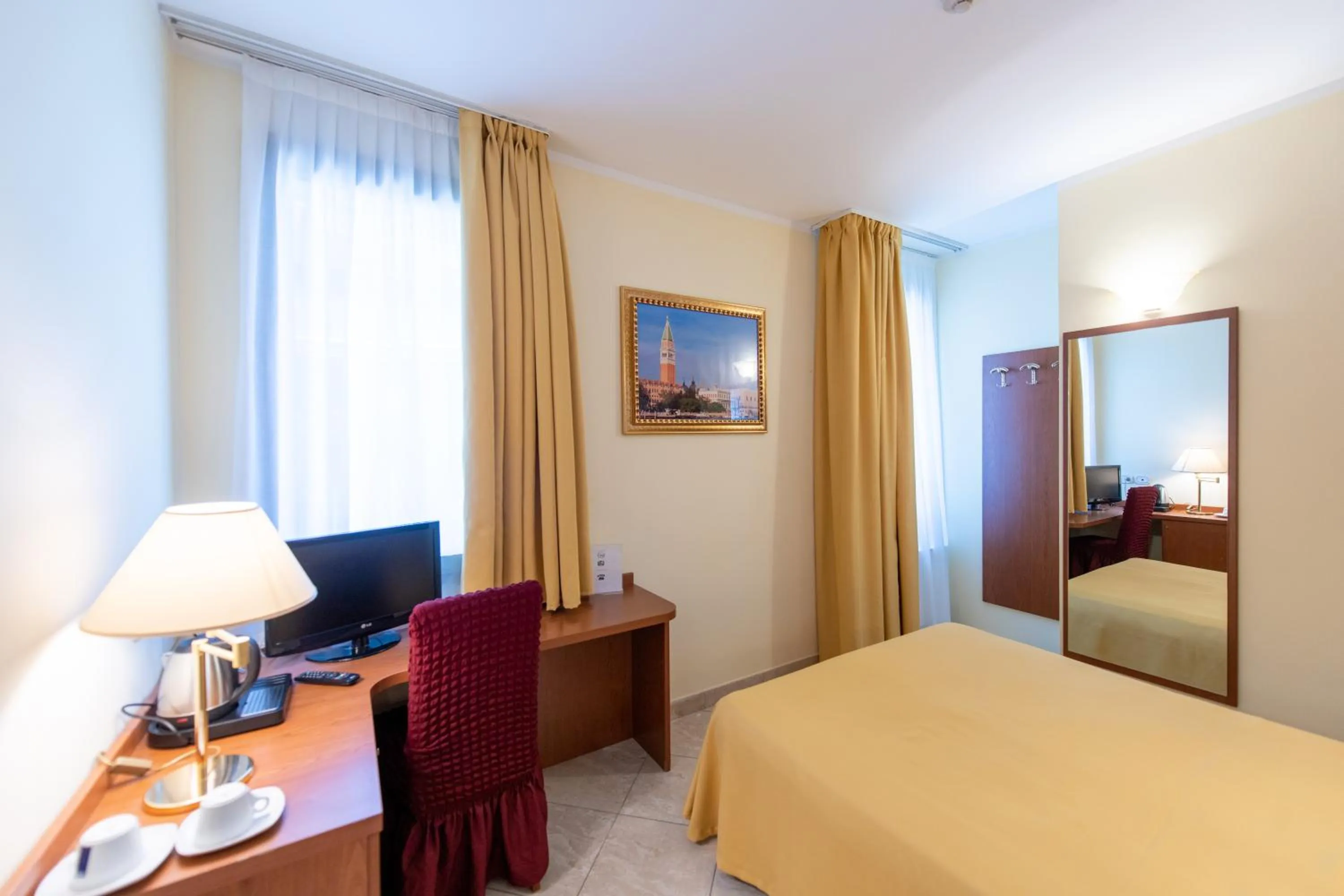 Bed in Hotel Ambasciata Venice - Atika & Atif