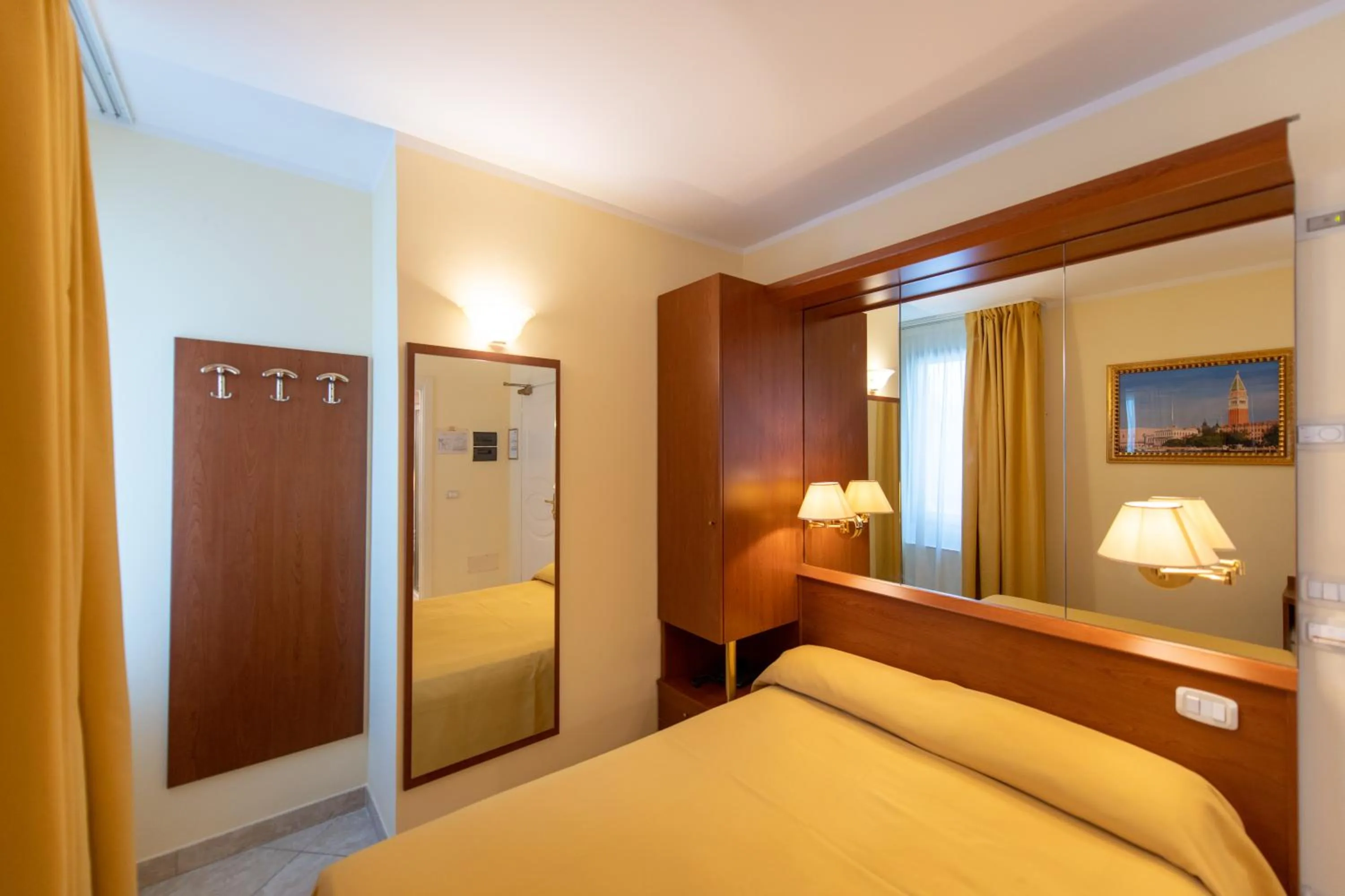 Bed in Hotel Ambasciata Venice - Atika & Atif