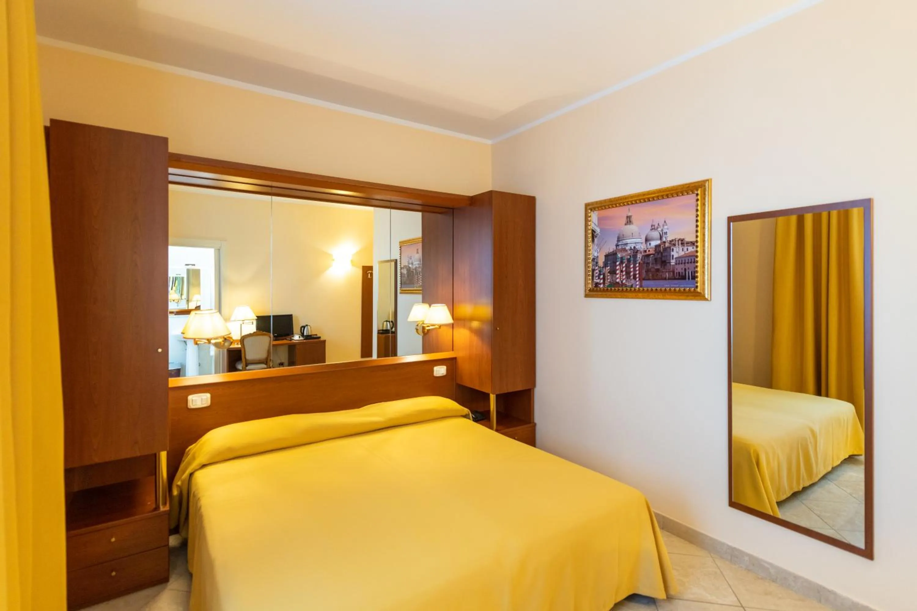 Bed in Hotel Ambasciata Venice - Atika & Atif