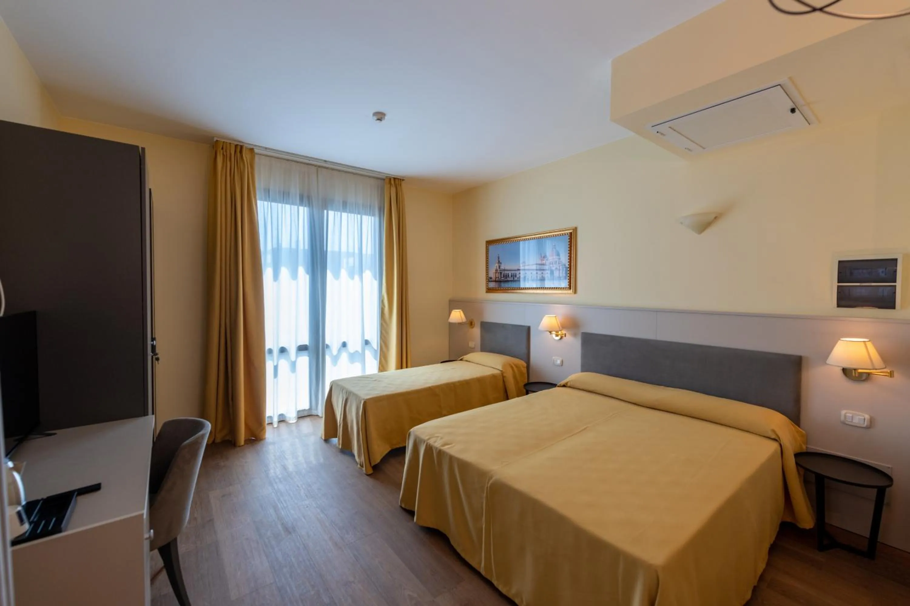 Bed in Hotel Ambasciata Venice - Atika & Atif