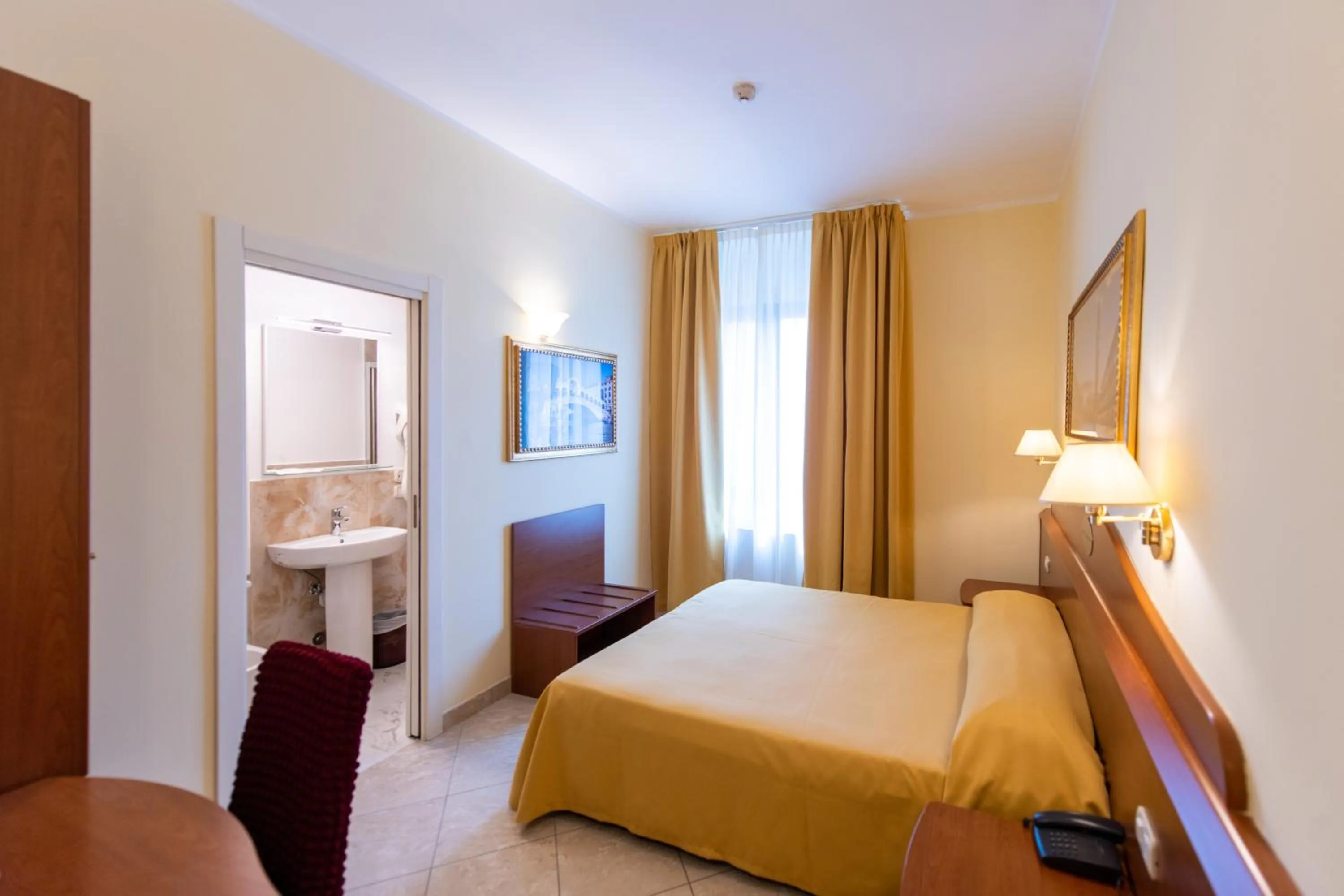 Photo of the whole room, Bed in Hotel Ambasciata Venice - Atika & Atif