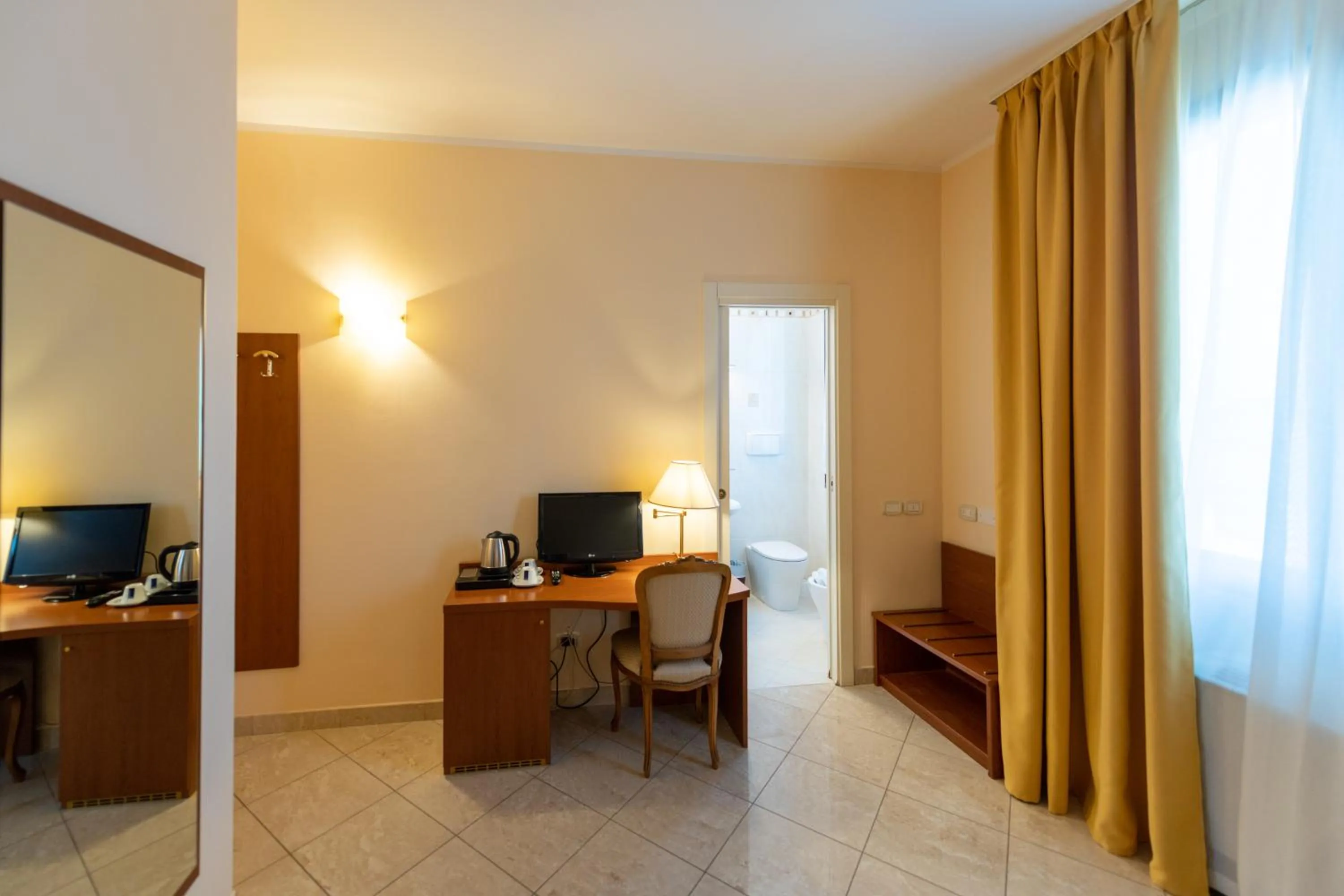 TV and multimedia in Hotel Ambasciata Venice - Atika & Atif